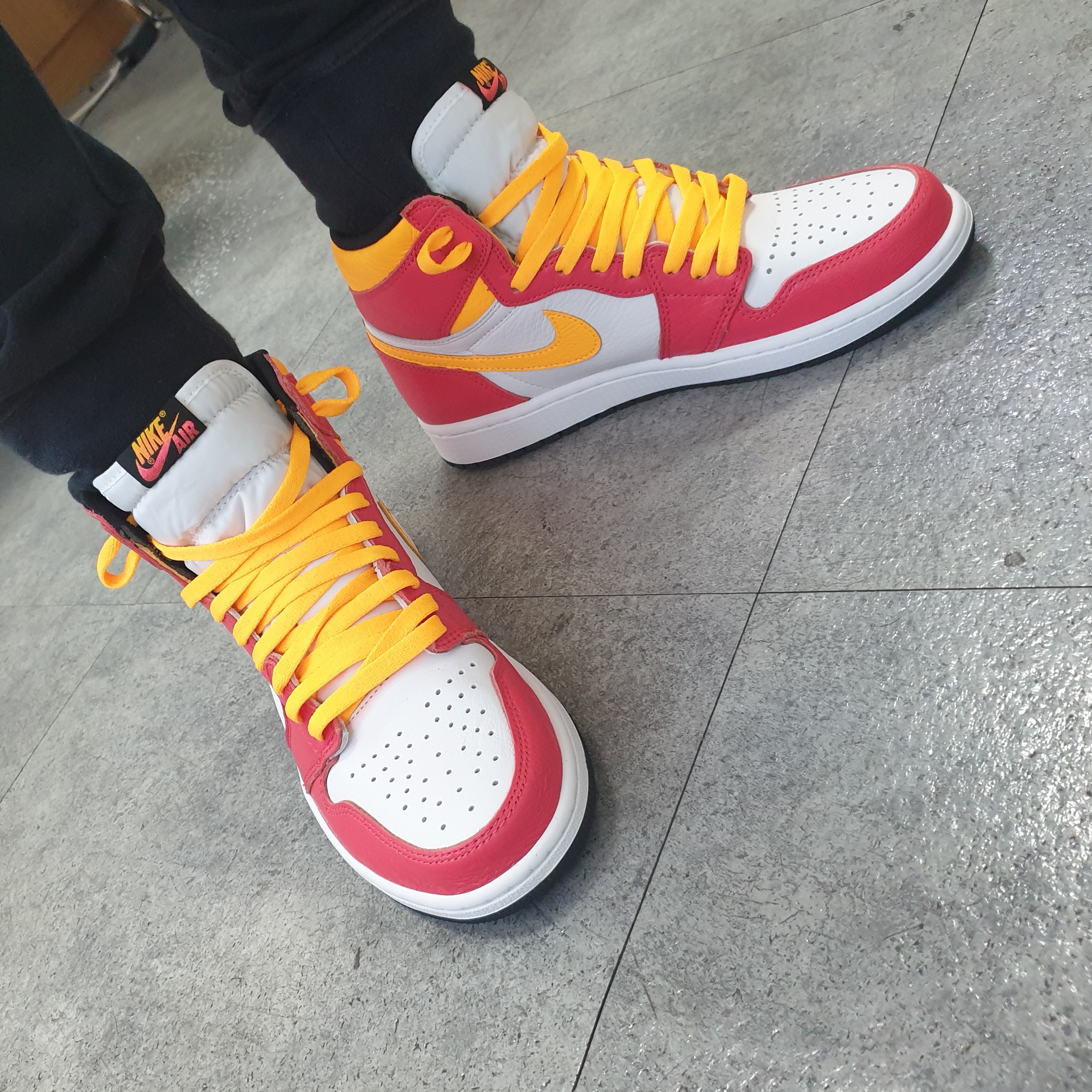 Jordan 1 Retro High OG Light Fusion Red 착용 스타일 - 4