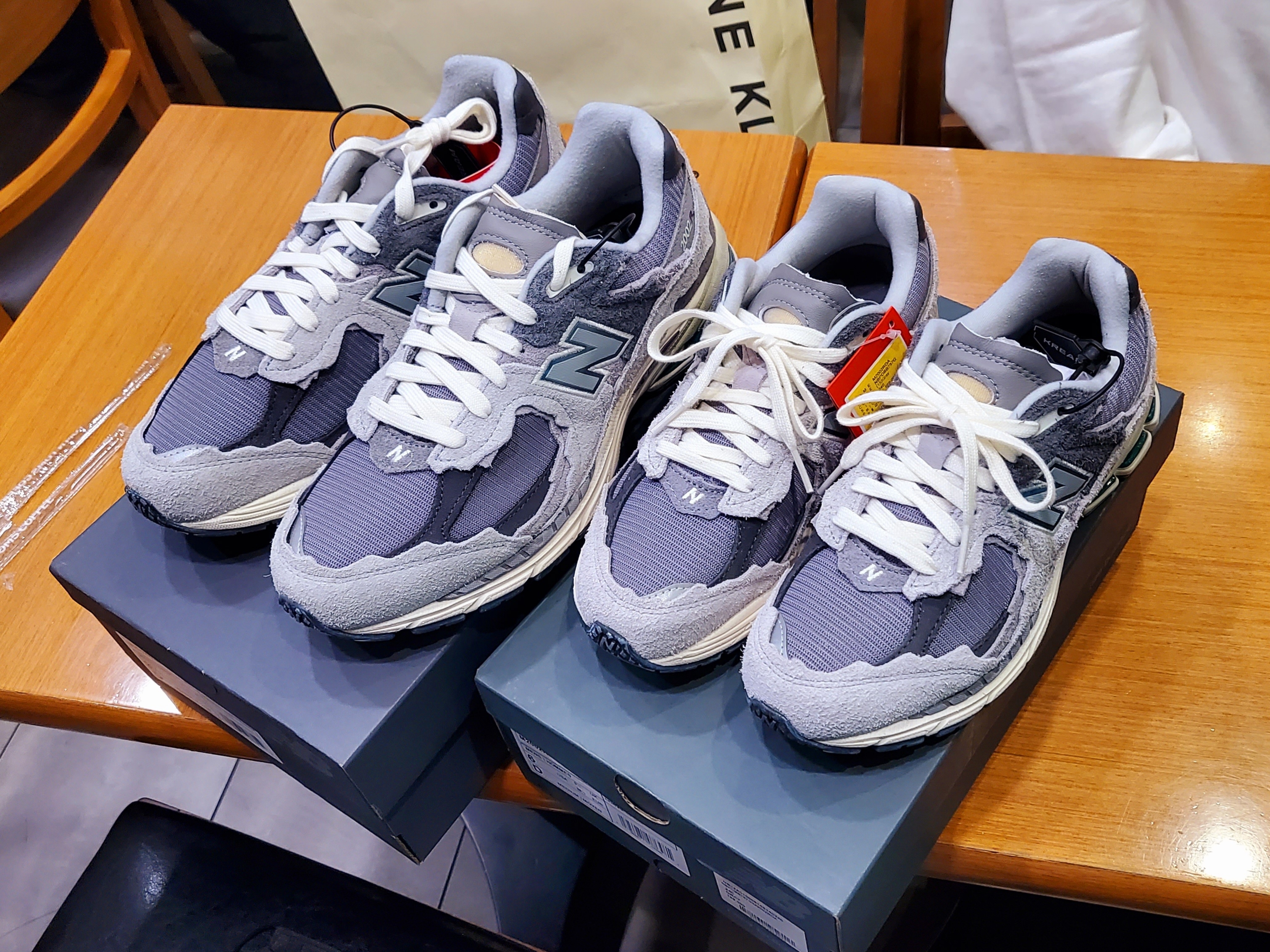 New Balance 2002R Protection Pack Rain Cloud 착용 스타일 - 1