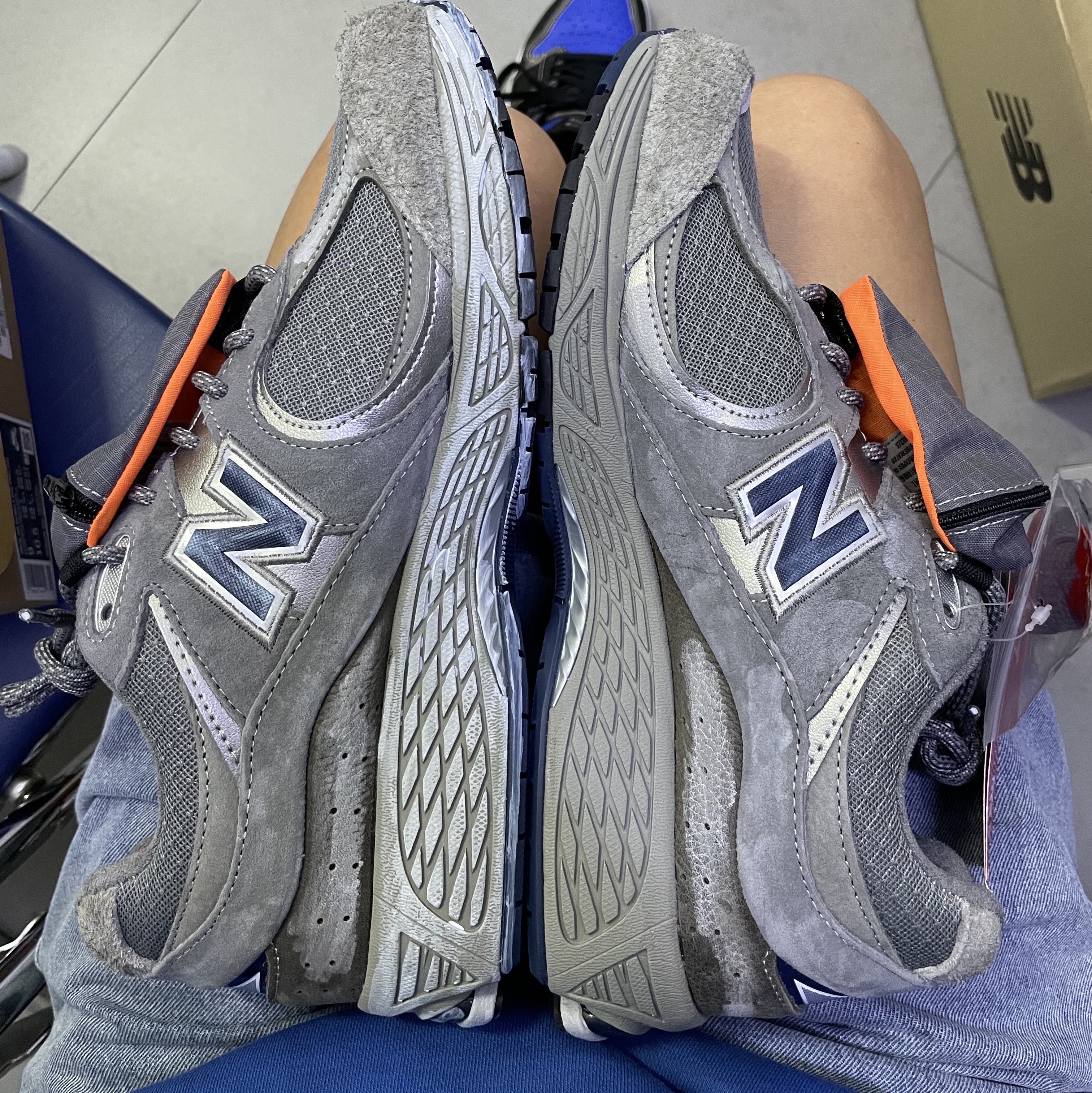New Balance 2002R Premium Vintage Grey 착용 스타일