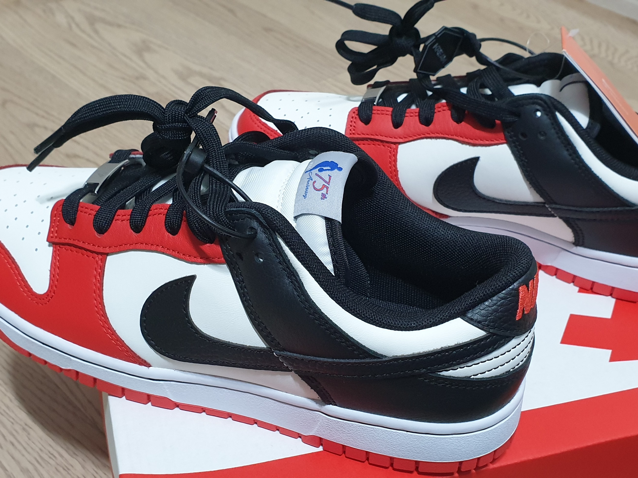 Nike x NBA Dunk Low Retro EMB Black and Chile Red 착용 스타일 - 3