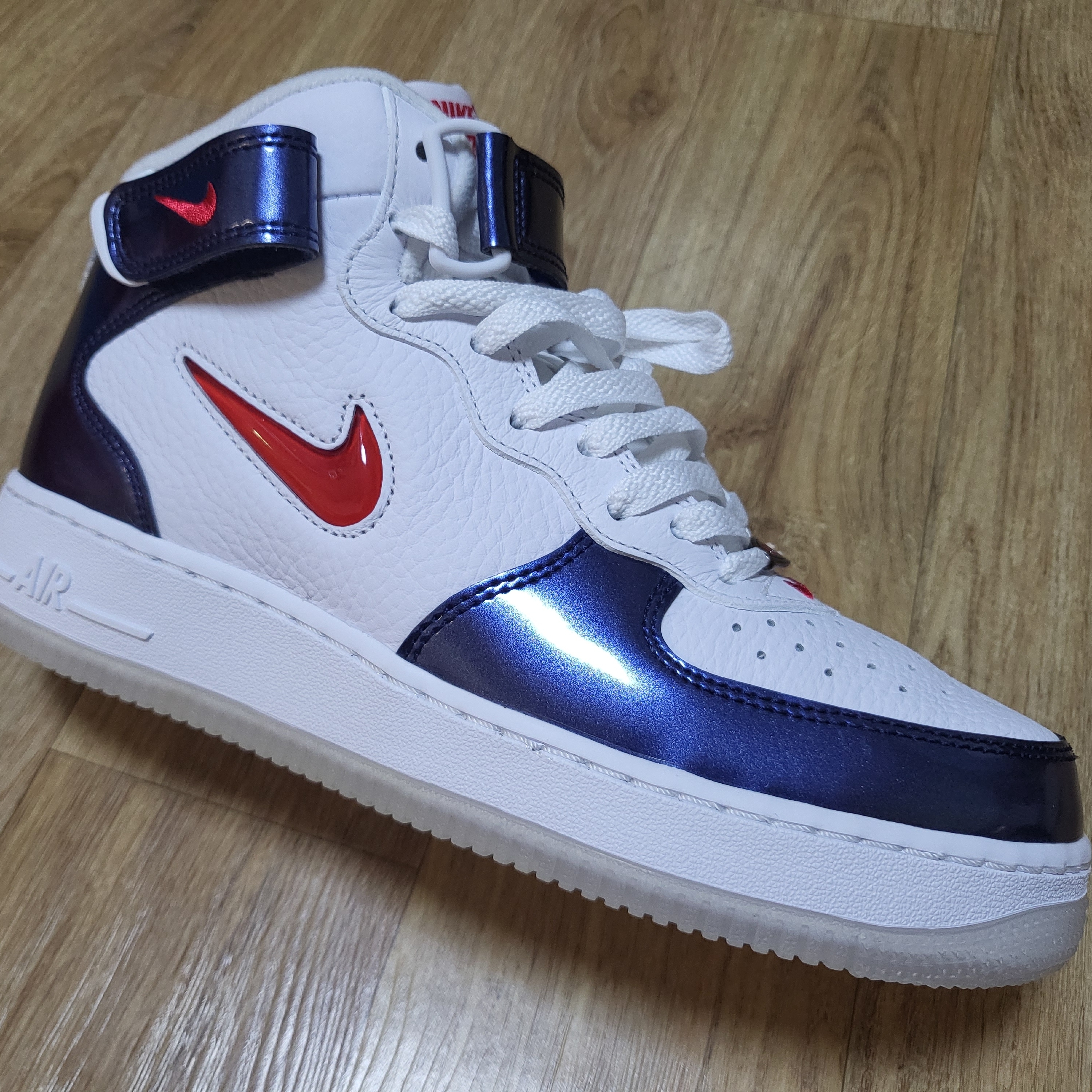 Nike Air Force 1 Mid QS University Red and Midnight Navy 착용 스타일