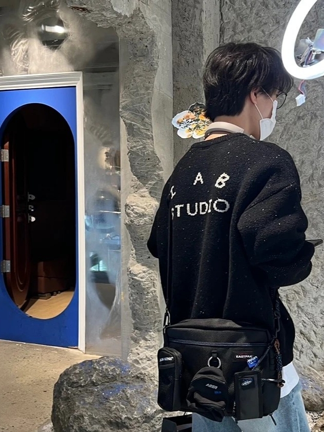 IAB Studio Knit Black, Ader Error x Eastpak Shoulder Bag Black 착용 스타일 - 3