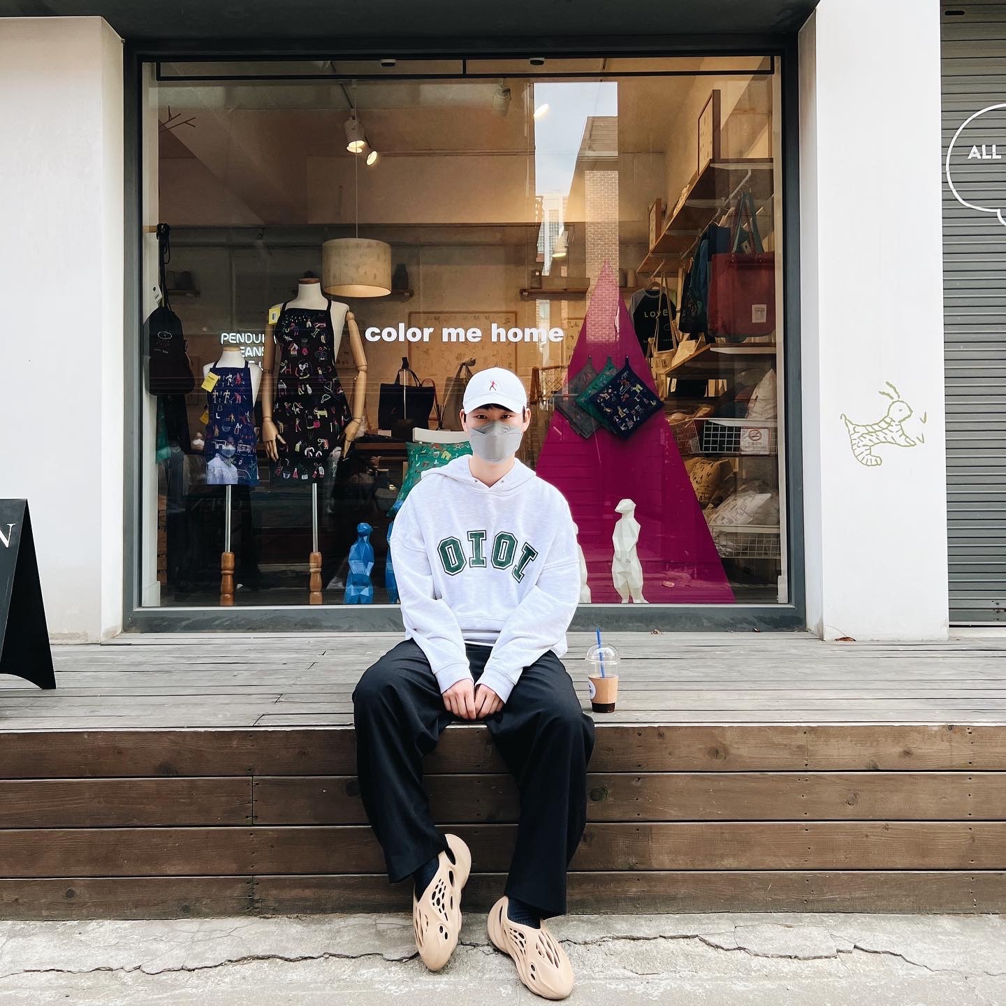 Adidas Yeezy Foam RNNR Ochre 착용 스타일 - 1