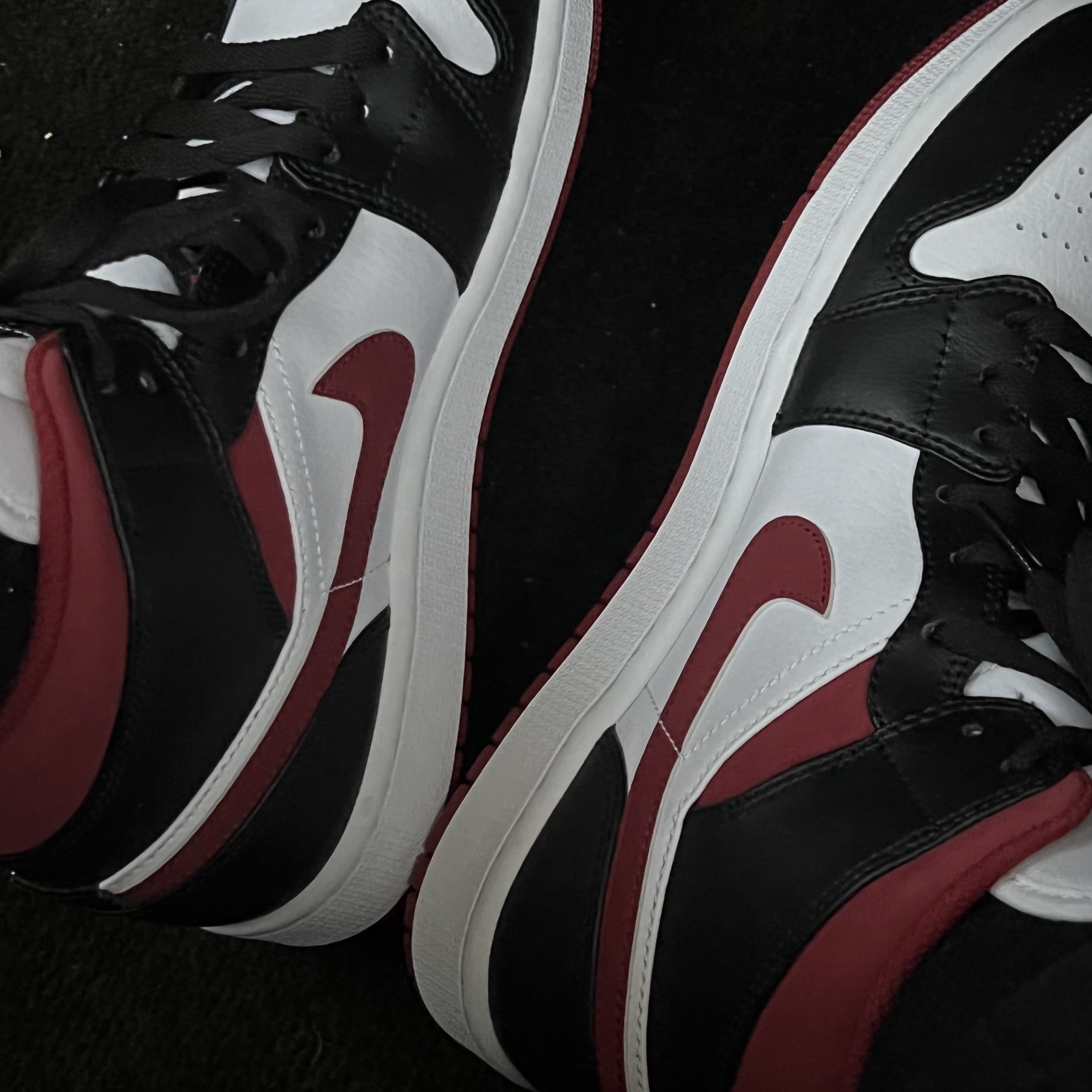 Jordan 1 Mid Gym Red Black White 착용 스타일 - 2