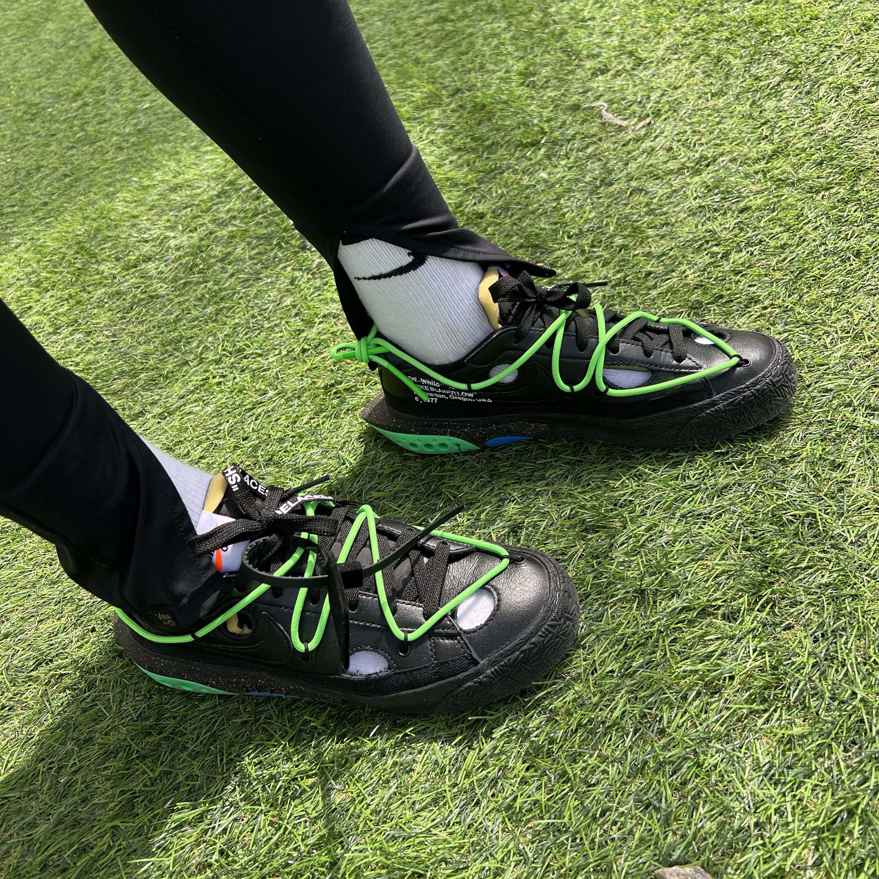 Nike x Off-White Blazer Low '77 Black and Electro Green 착용 스타일 - 2