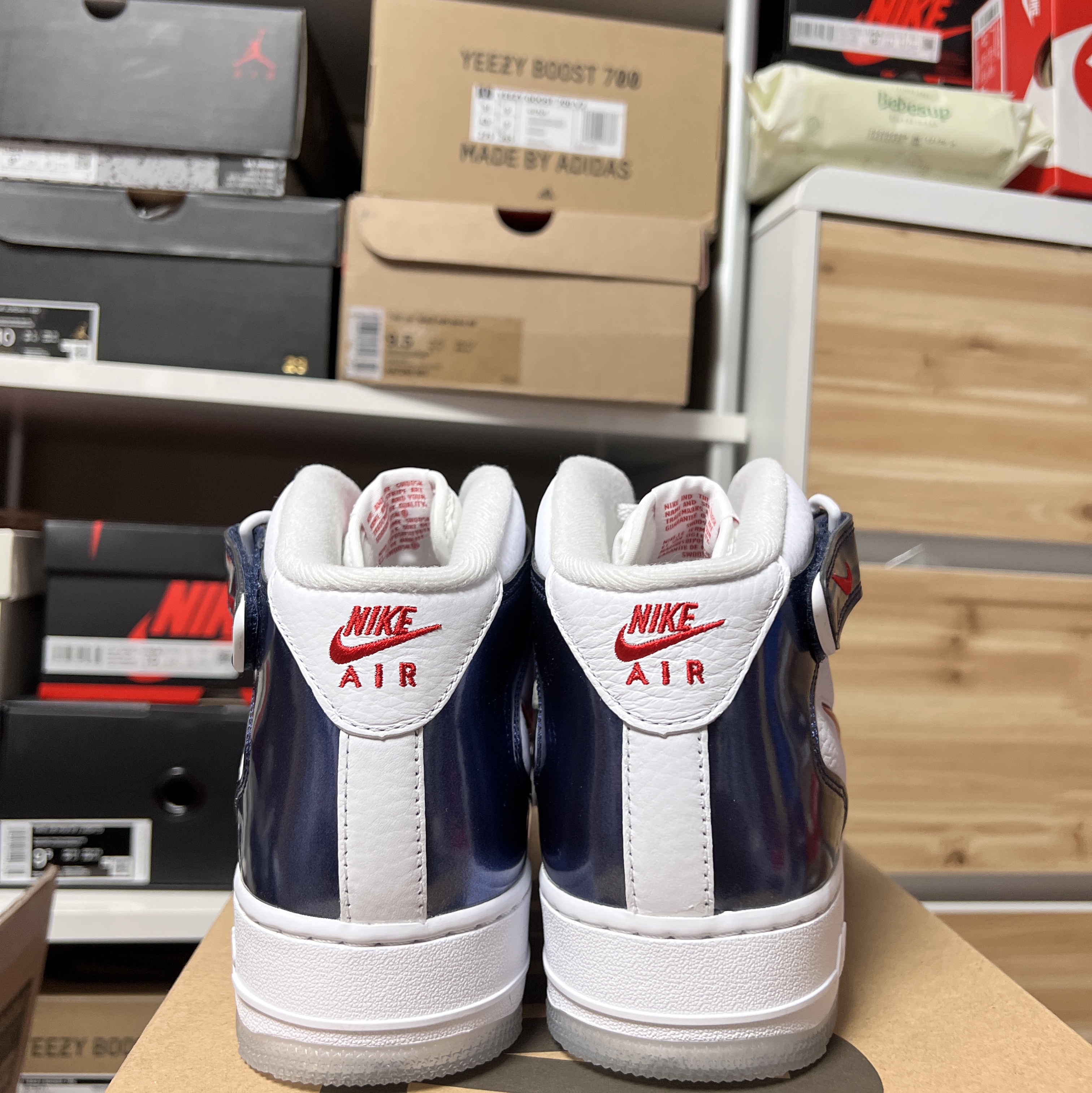 Nike Air Force 1 Mid QS University Red and Midnight Navy 착용 스타일 - 3