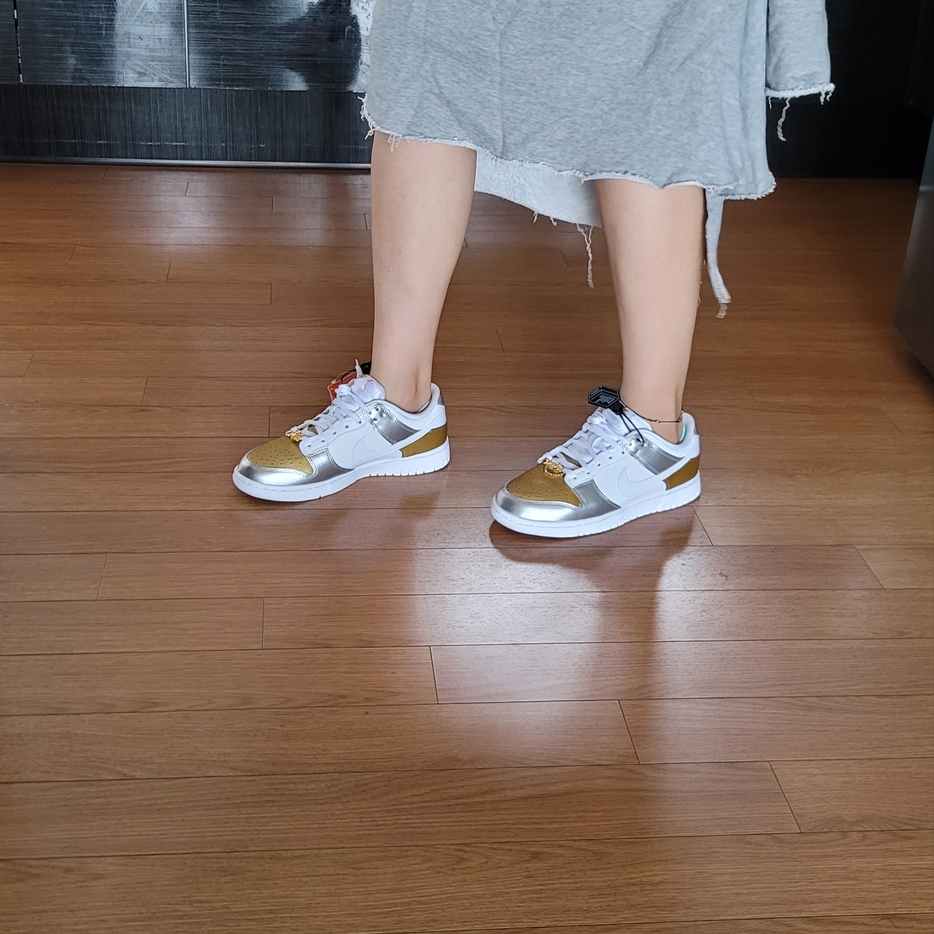 (W) Nike Dunk Low SE Heirloom, Nike Dunk Low Retro SE Barber Shop Grey 착용 스타일 - 2