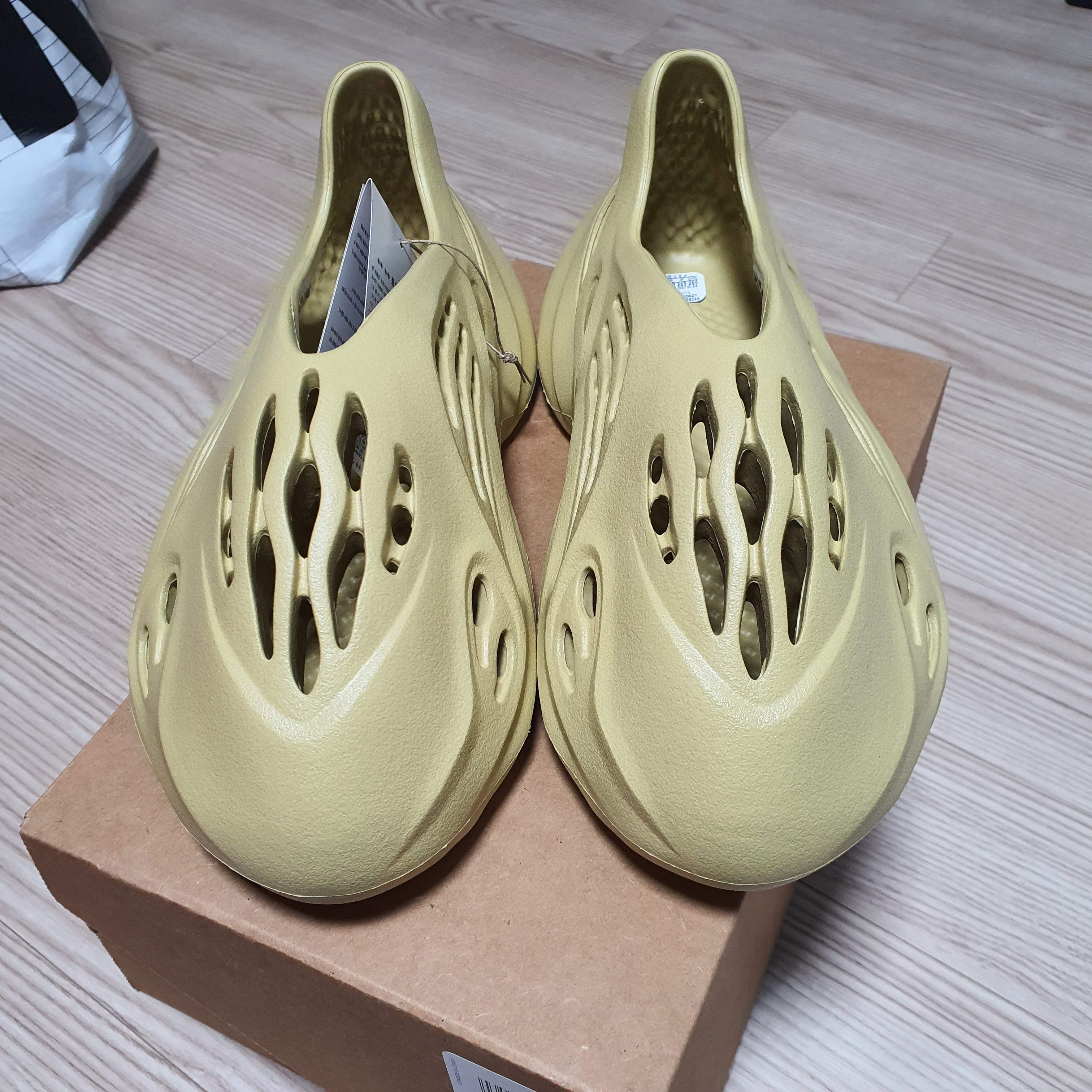 Adidas Yeezy Foam RNNR Sulfur 착용 스타일 - 2