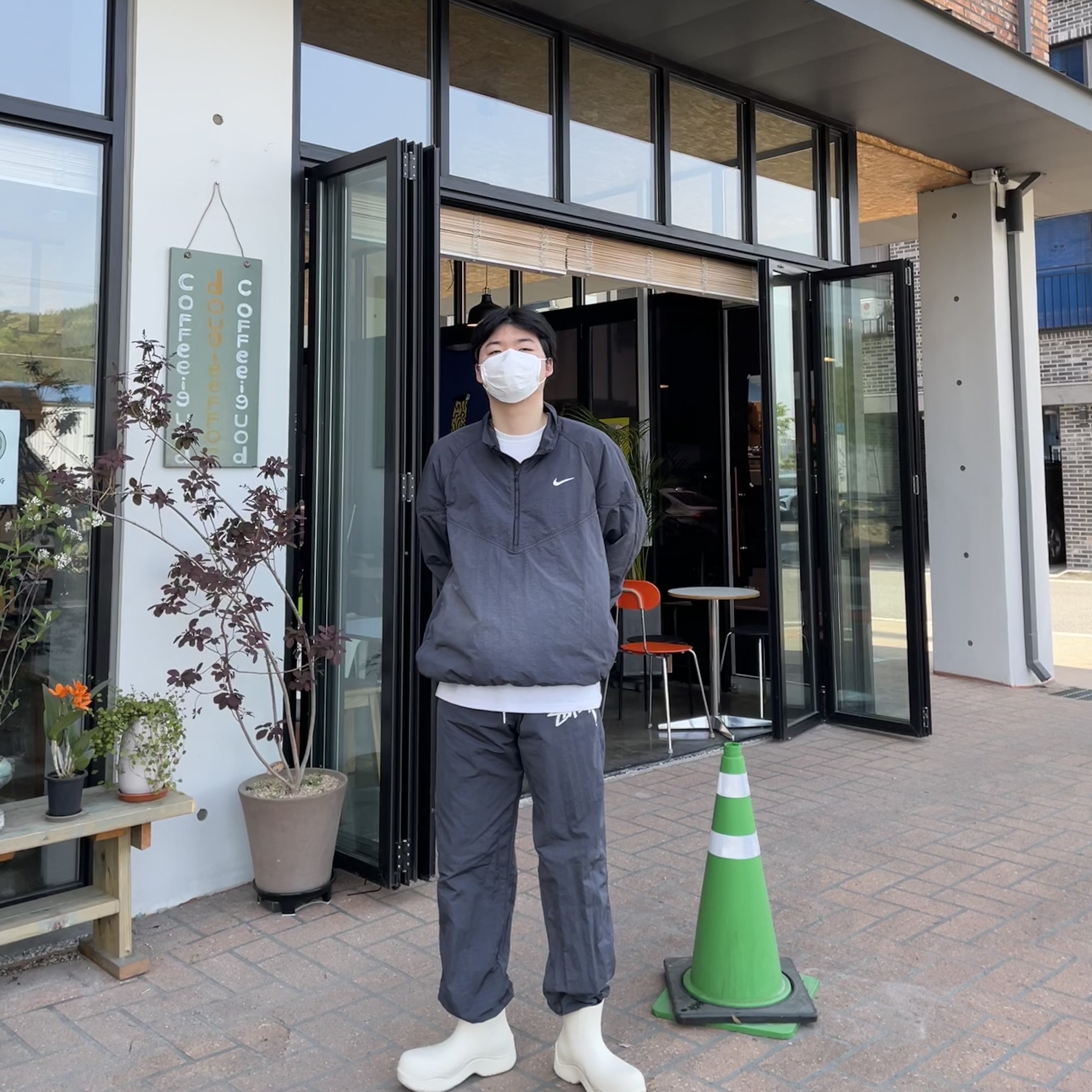 Nike x Stussy Windrunner Jacket Off Noir, Nike x Stussy Beach Pants Off Noir 착용 스타일