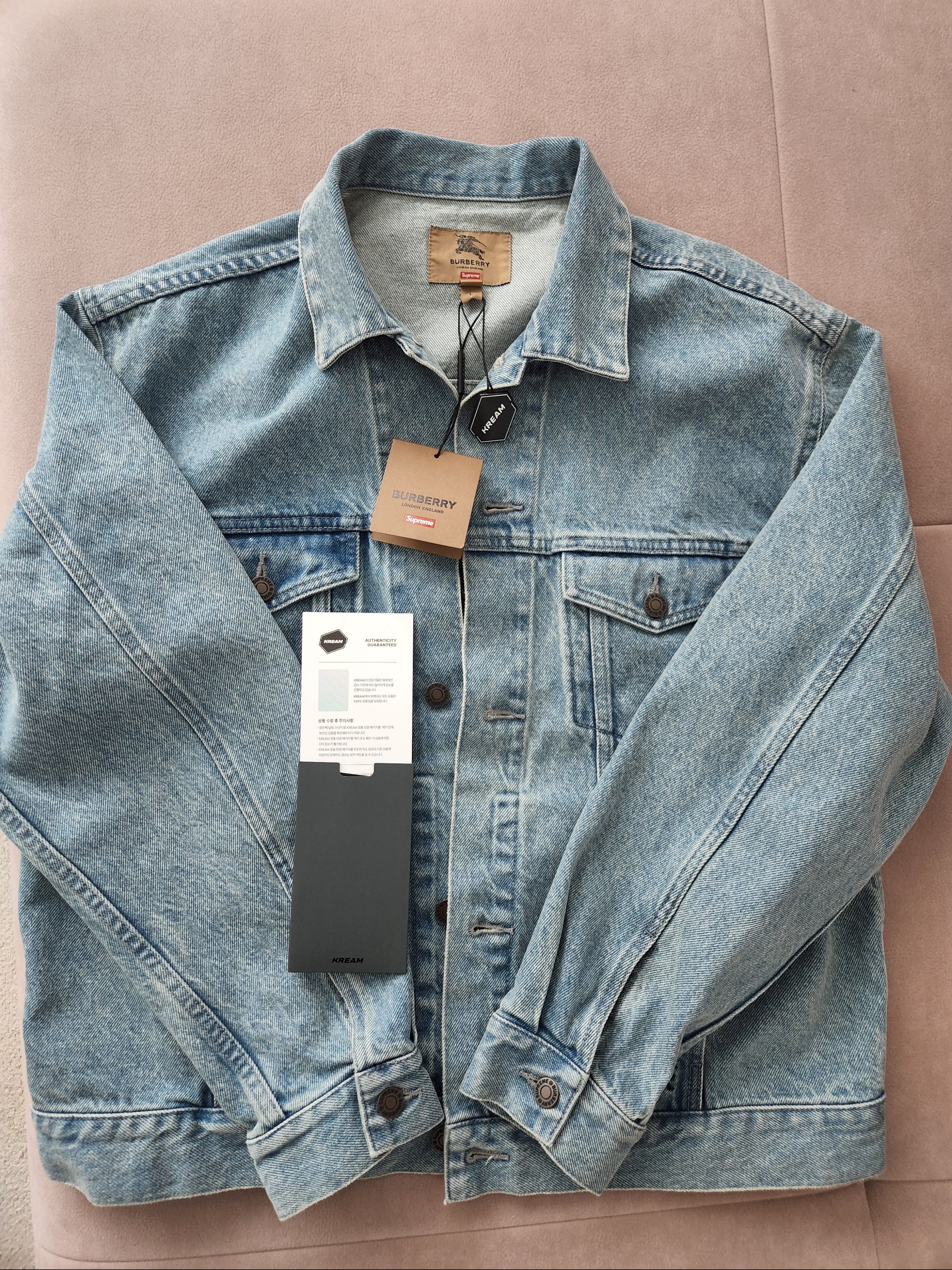 Supreme x Burberry Denim Trucker Jacket Washed Blue - 22SS, Jordan 1 Retro High OG Defiant SB LA to Chicago 착용 스타일 - 2