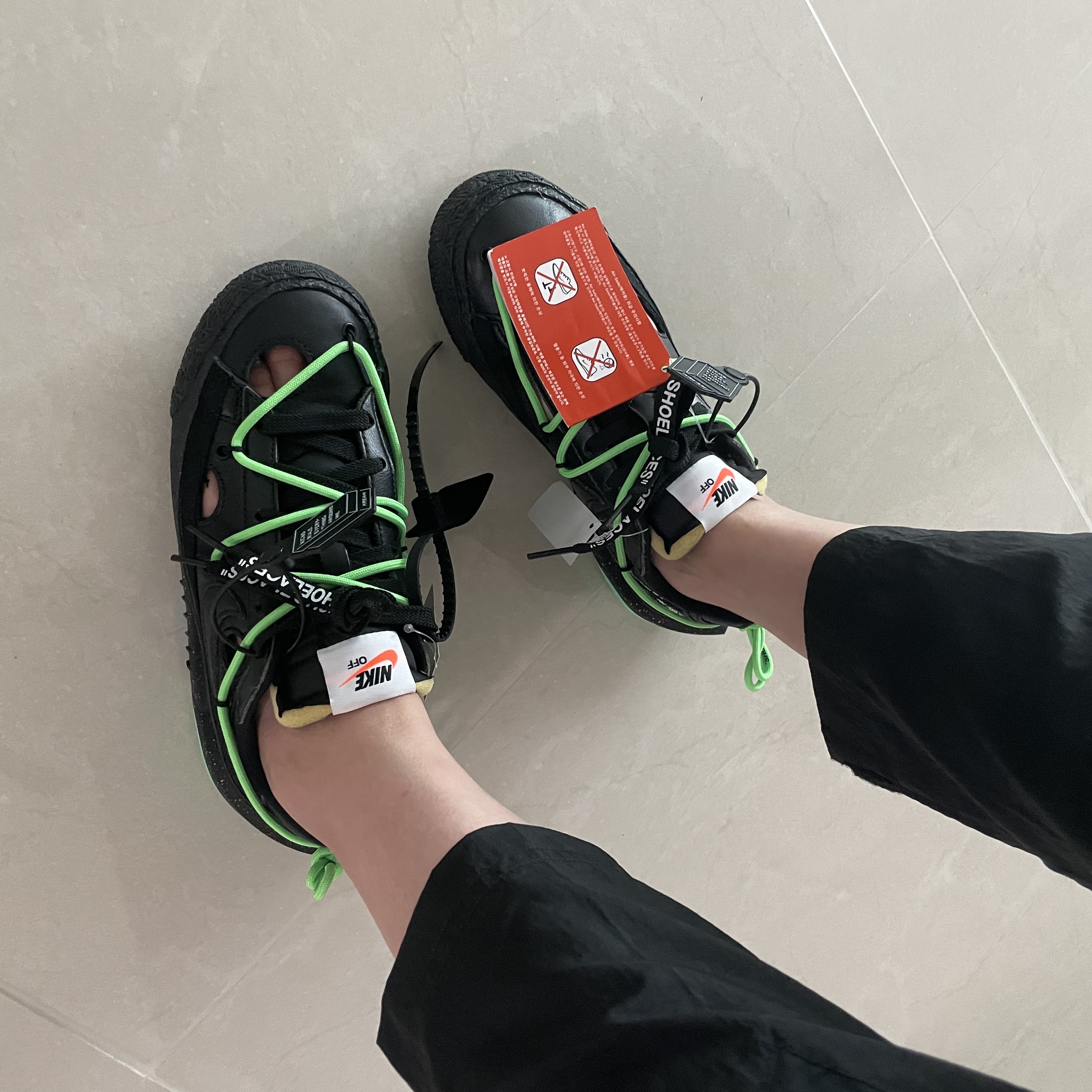 Nike x Off-White Blazer Low '77 Black and Electro Green 착용 스타일 - 1