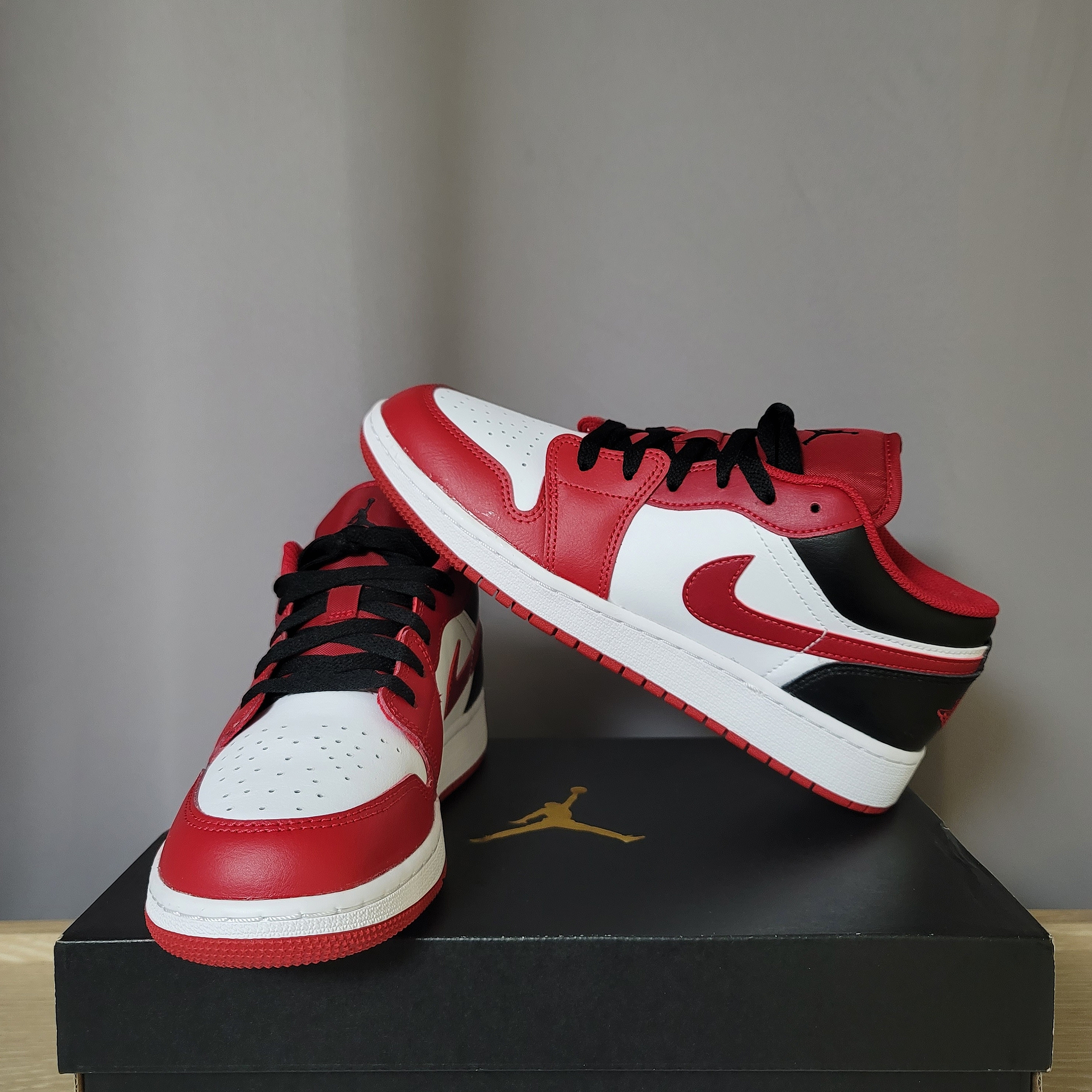 (GS) Jordan 1 Low White Gym Red Black 착용 스타일 - 1