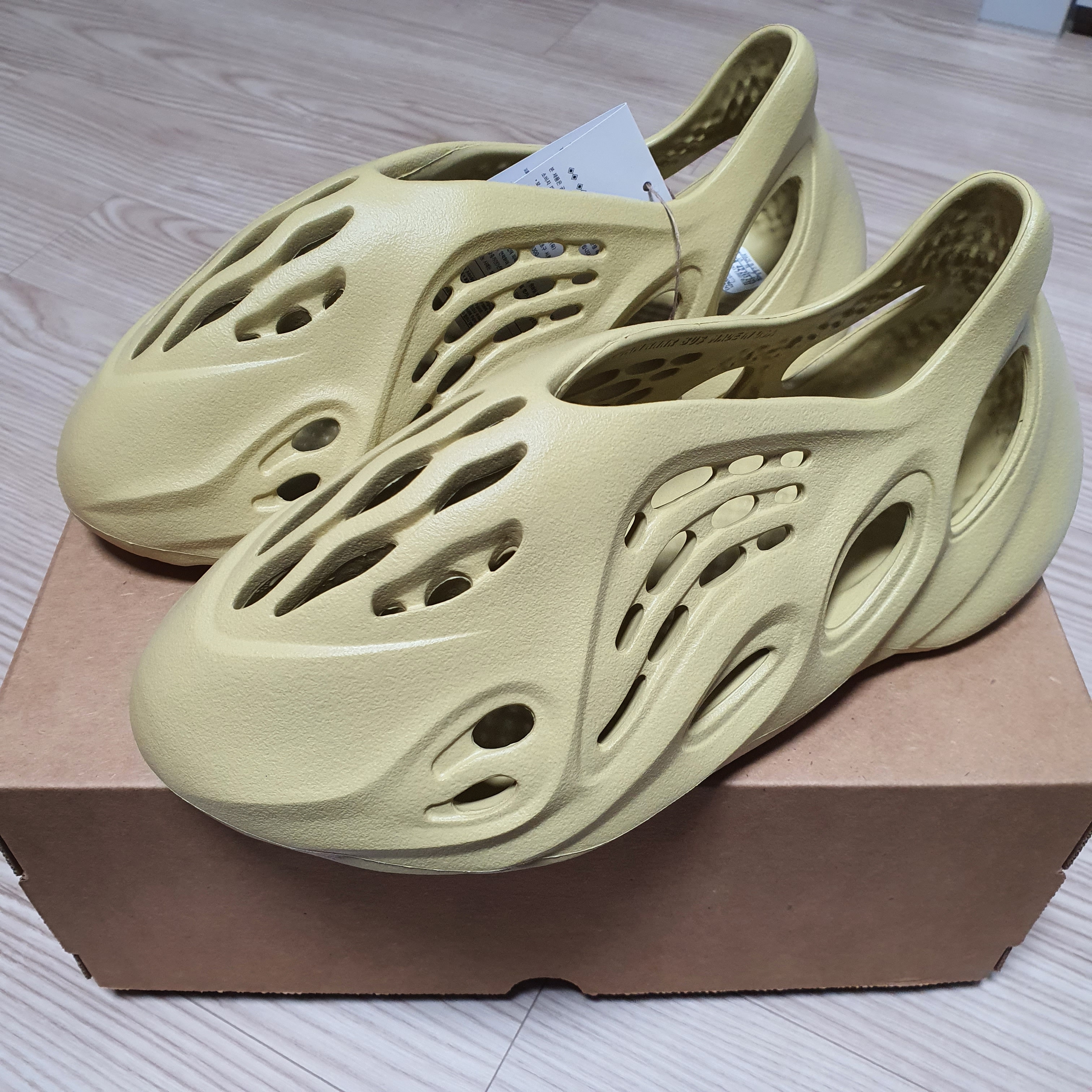 Adidas Yeezy Foam RNNR Sulfur 착용 스타일 - 1