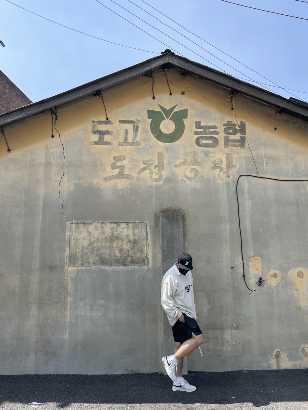 Nike x Fear of God Air Fear of God Raid Light Bone, Essentials 1977 Rugby Long Sleeve Polo Wheat - 22SS 착용 스타일 - 4