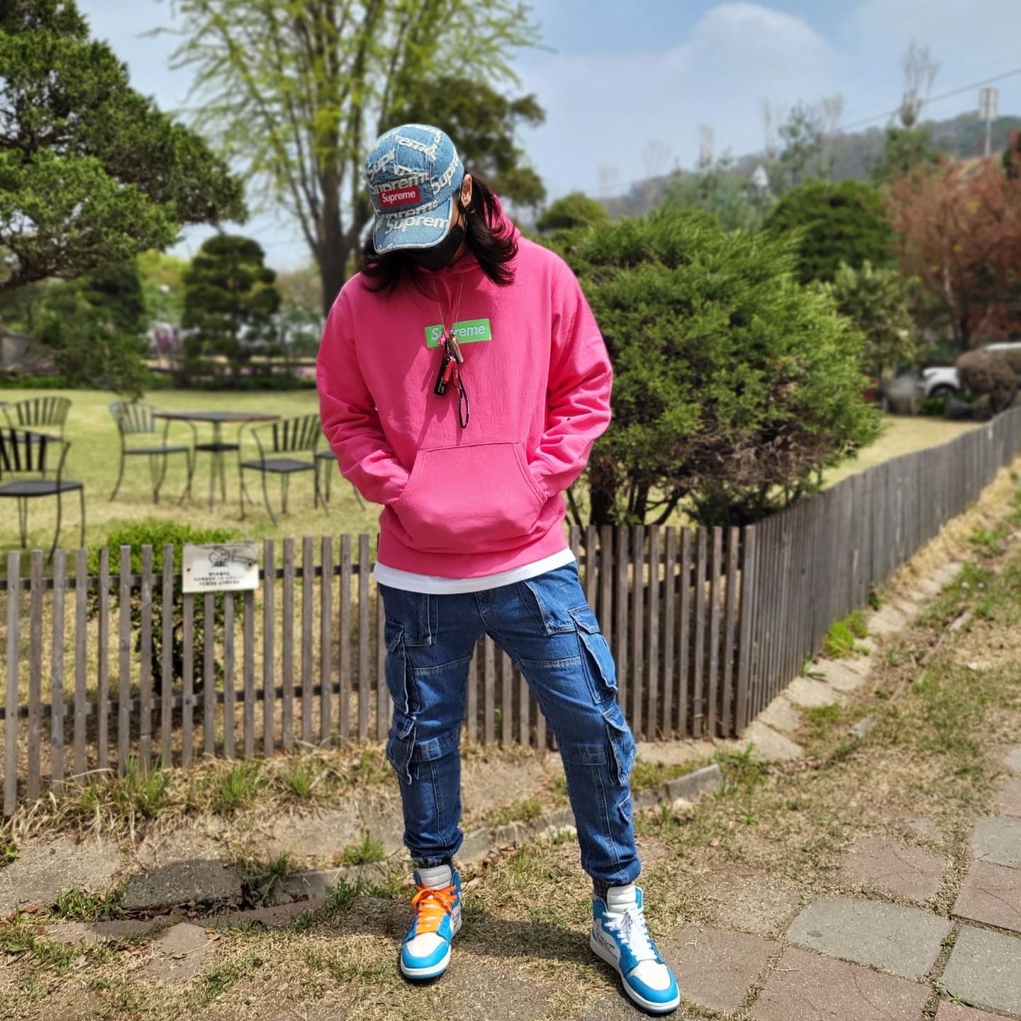 Supreme Box Logo Hooded Sweatshirt Magenta - 17FW, Supreme Frayed Logos Denim Camp Cap Blue - 21SS 착용 스타일 - 3