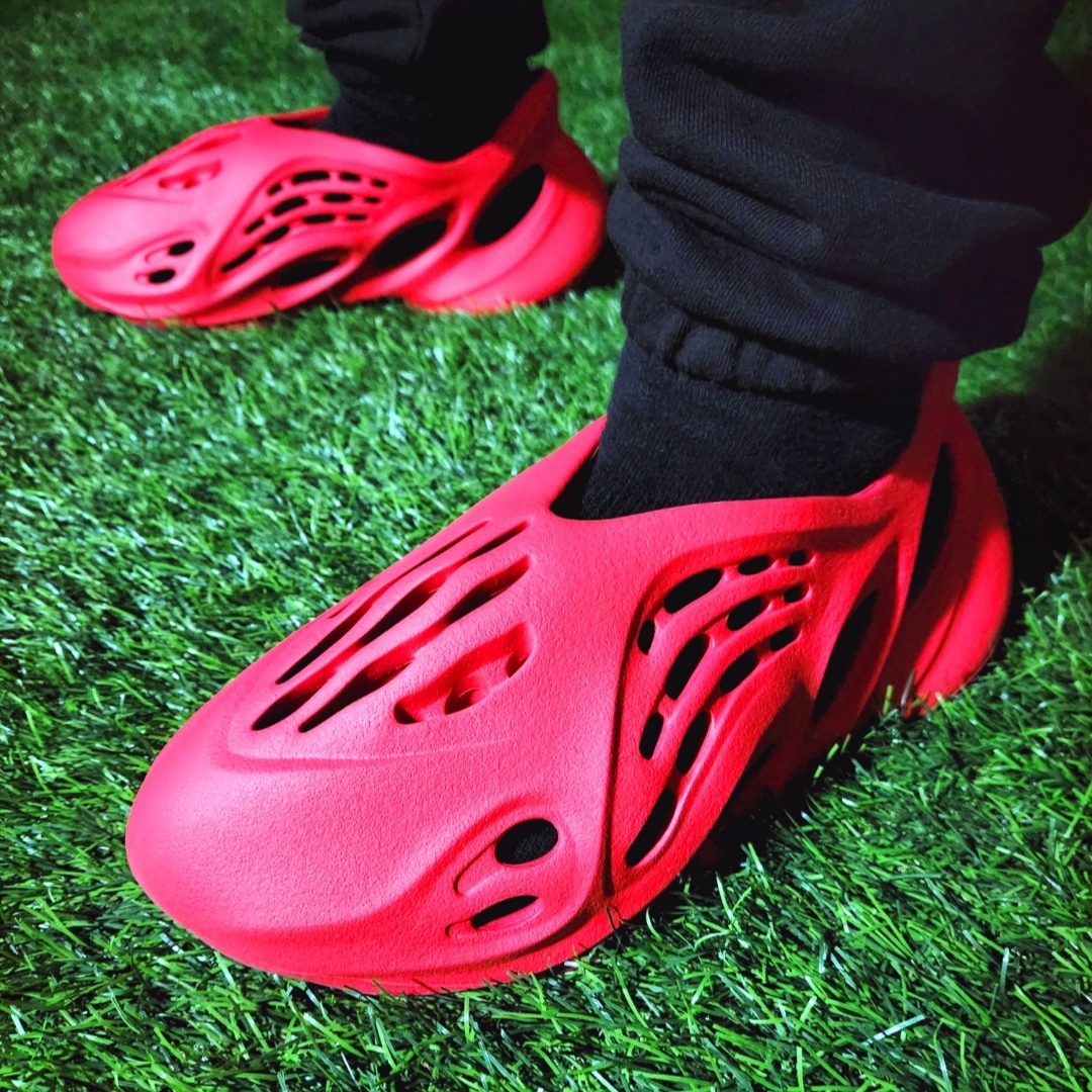 Adidas Yeezy Foam RNNR Vermilion 착용 스타일 - 4