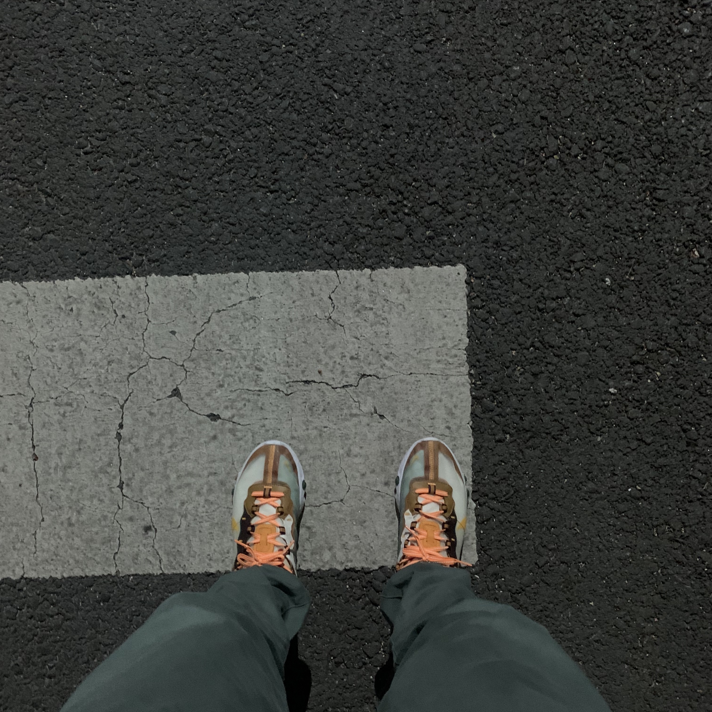 Nike React Element 87 Orange Peel 착용 스타일