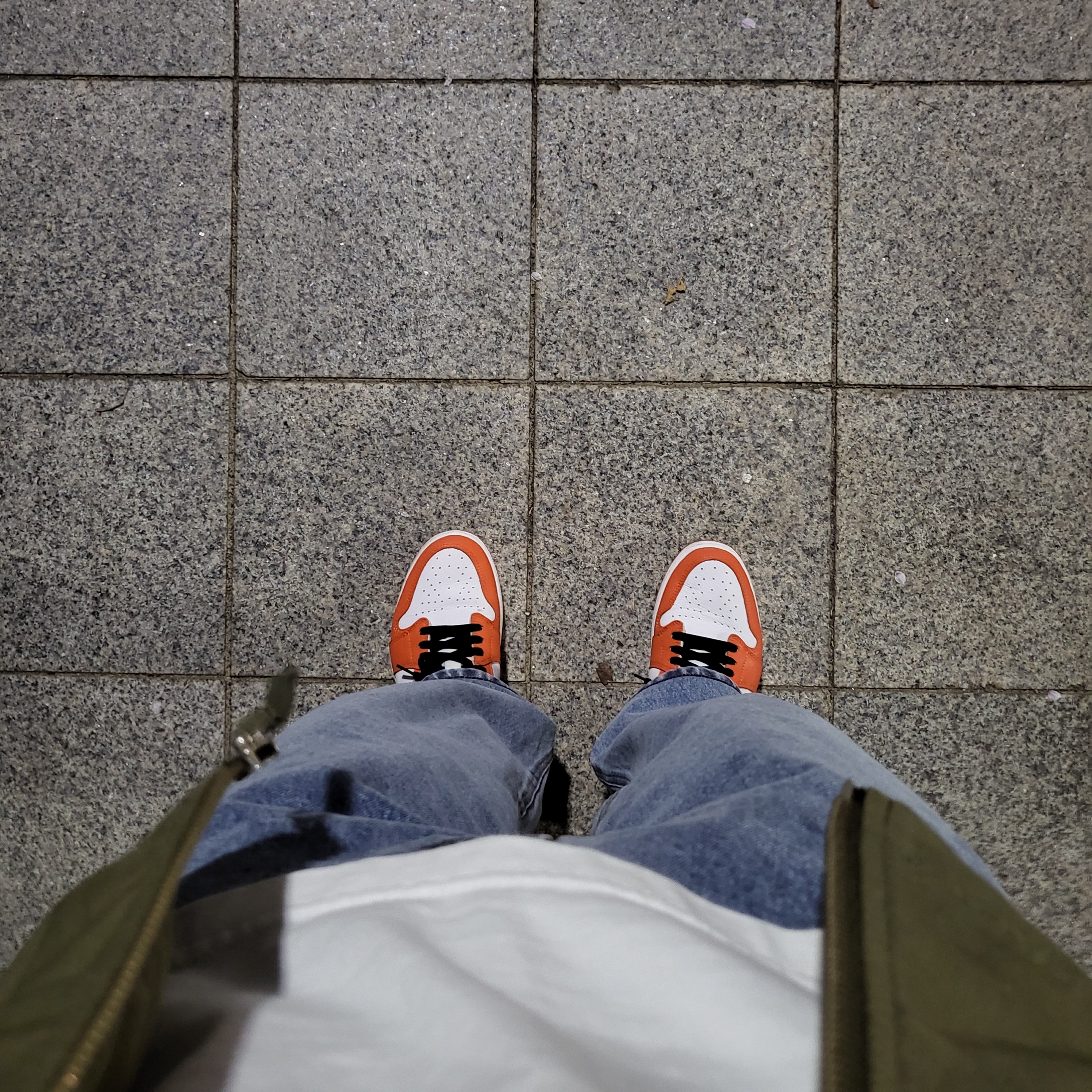 Jordan 1 Low OG Starfish, Sony WH-1000XM4 Platinum Silver (Korean Ver.) 착용 스타일 - 3