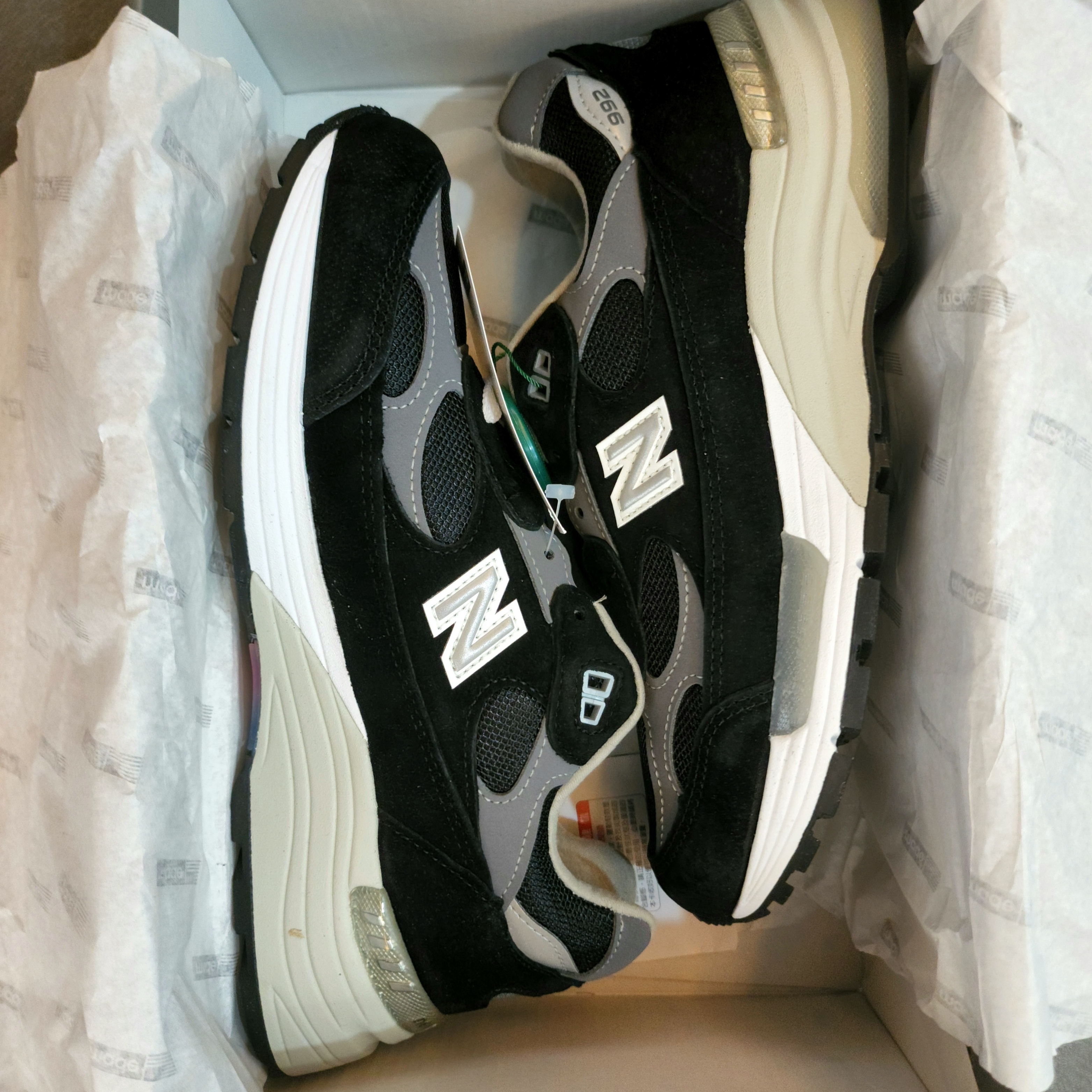 New Balance 992 Made in USA Black Grey 착용 스타일 - 2