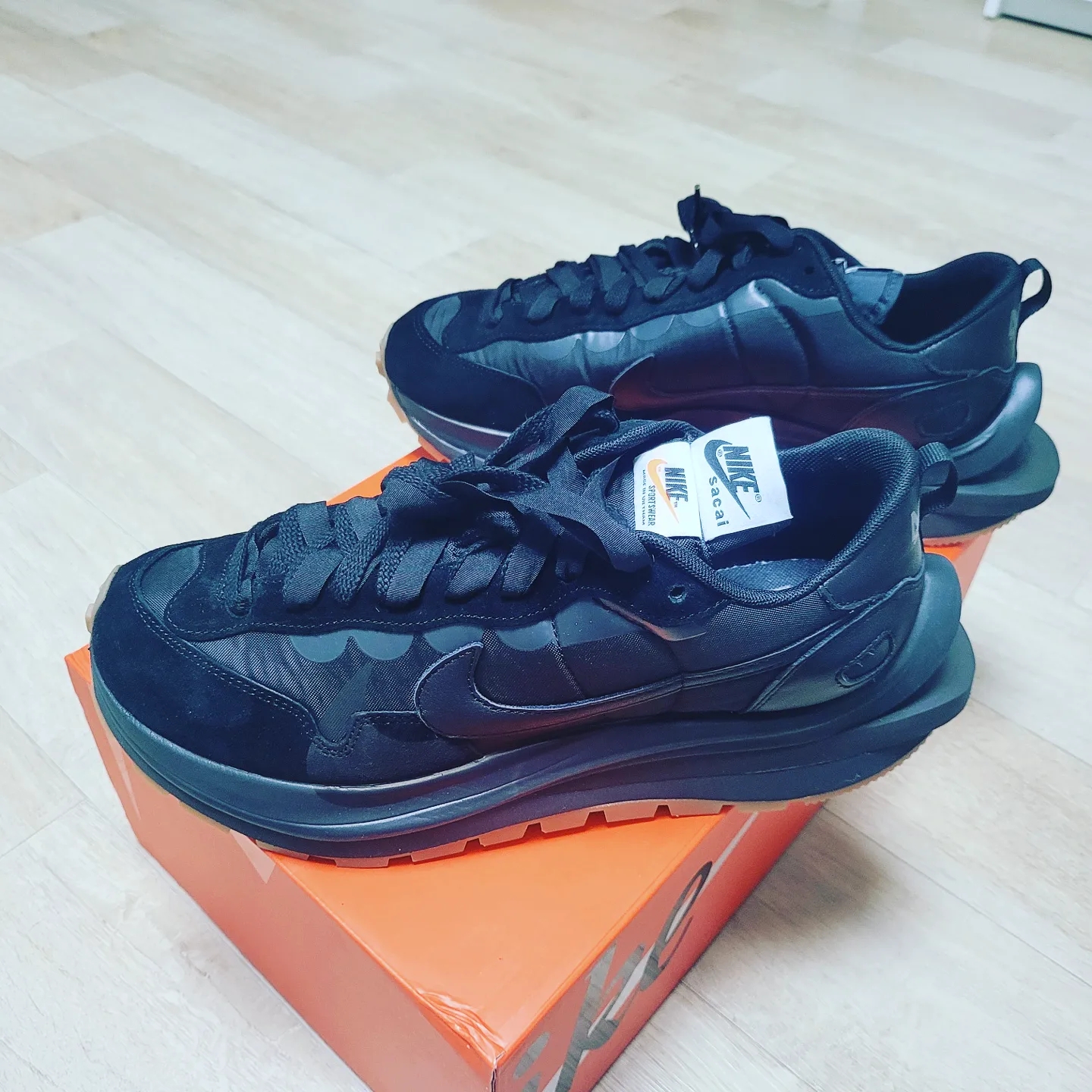 Nike x Sacai VaporWaffle Black and Gum 착용 스타일 - 1