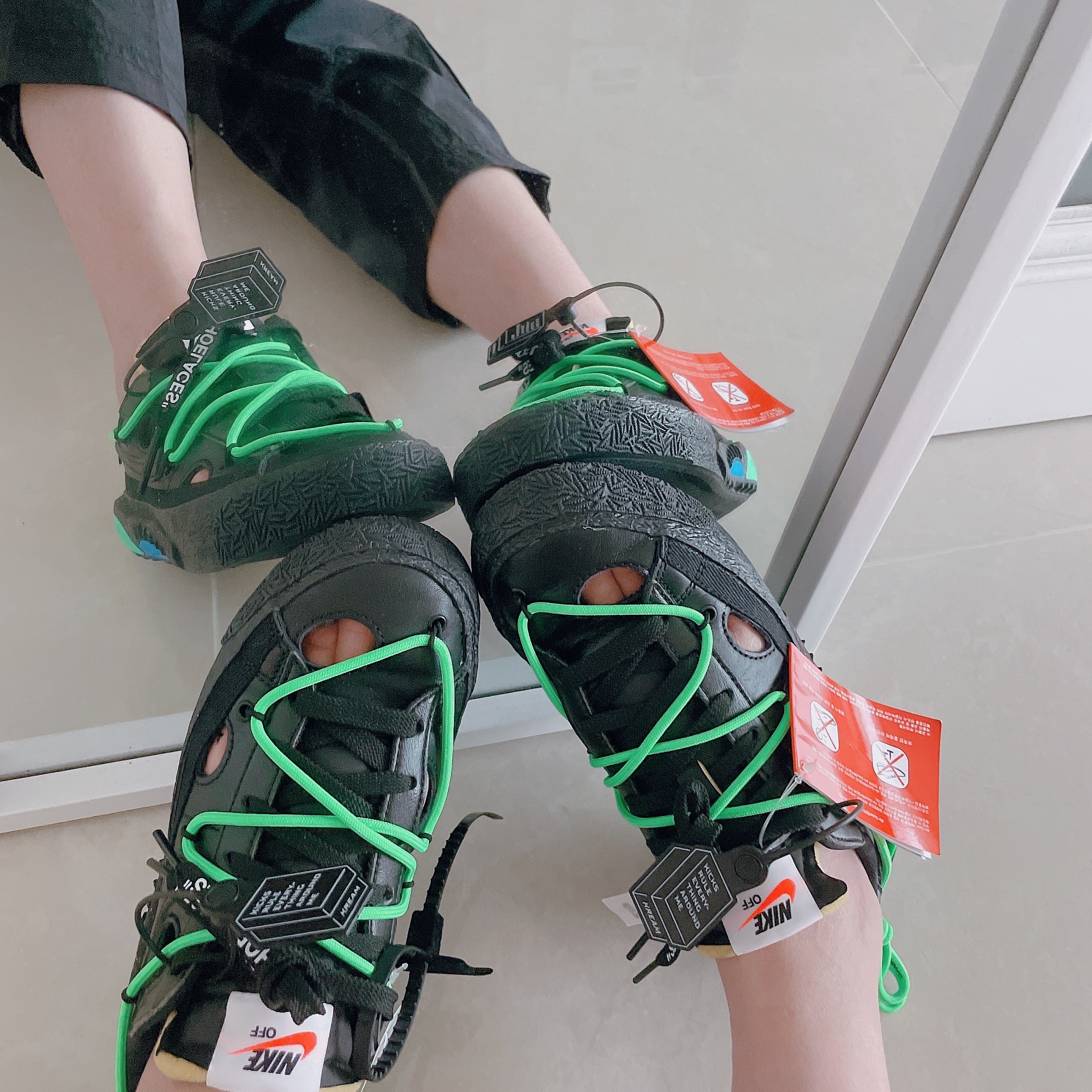 Nike x Off-White Blazer Low '77 Black and Electro Green 착용 스타일 - 2