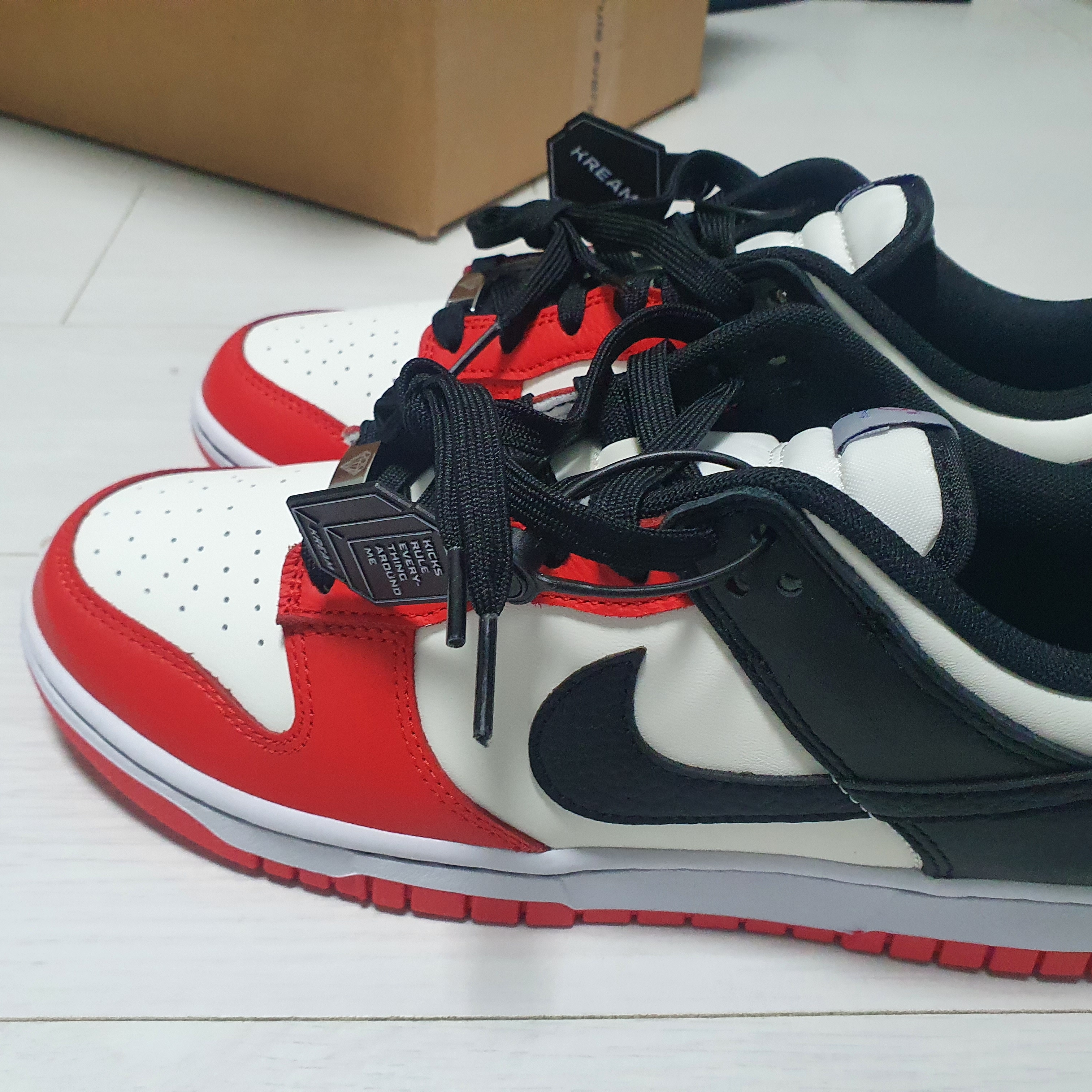 Nike x NBA Dunk Low Retro EMB Black and Chile Red 착용 스타일 - 2