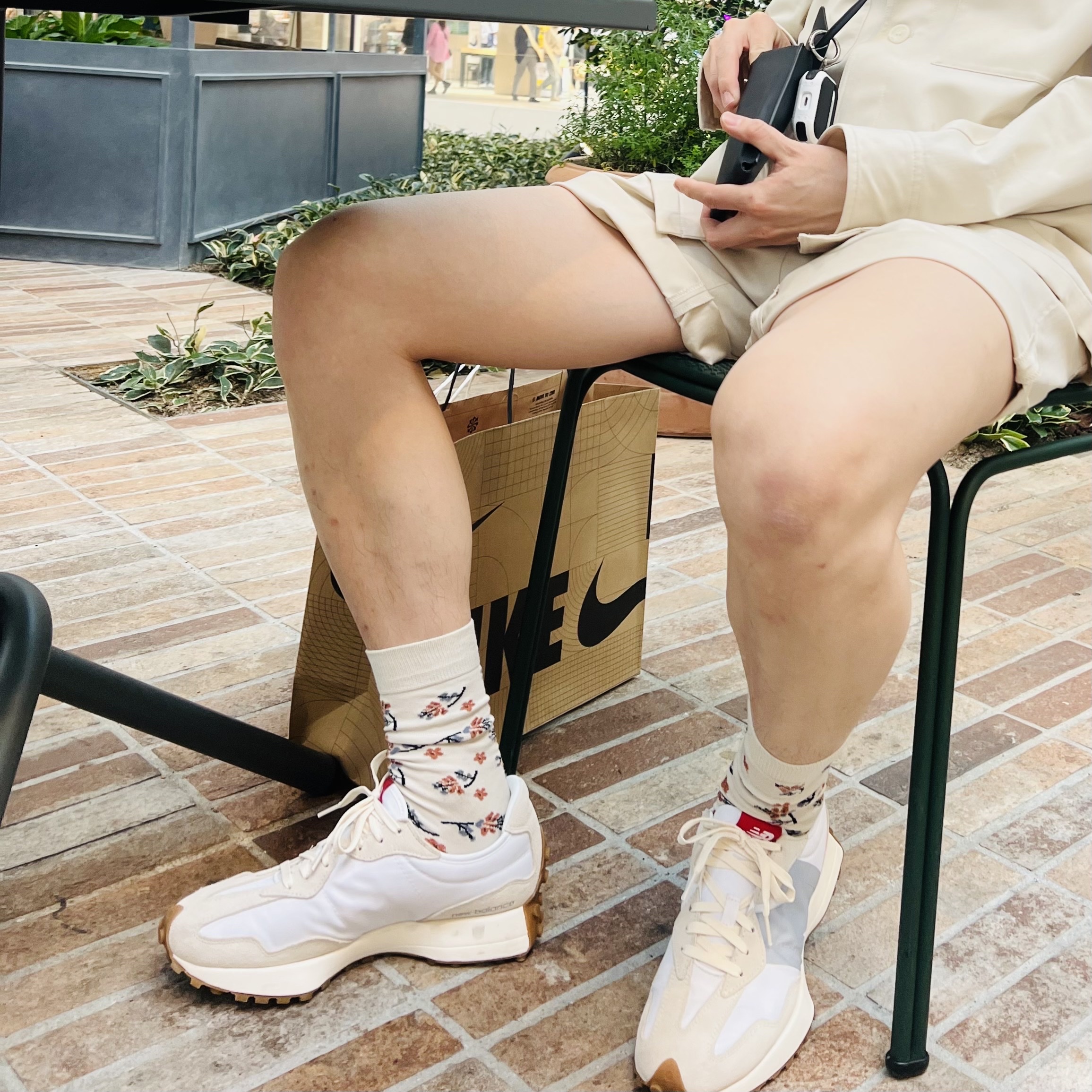 New Balance 327 White Silver Gum 착용 스타일 - 1