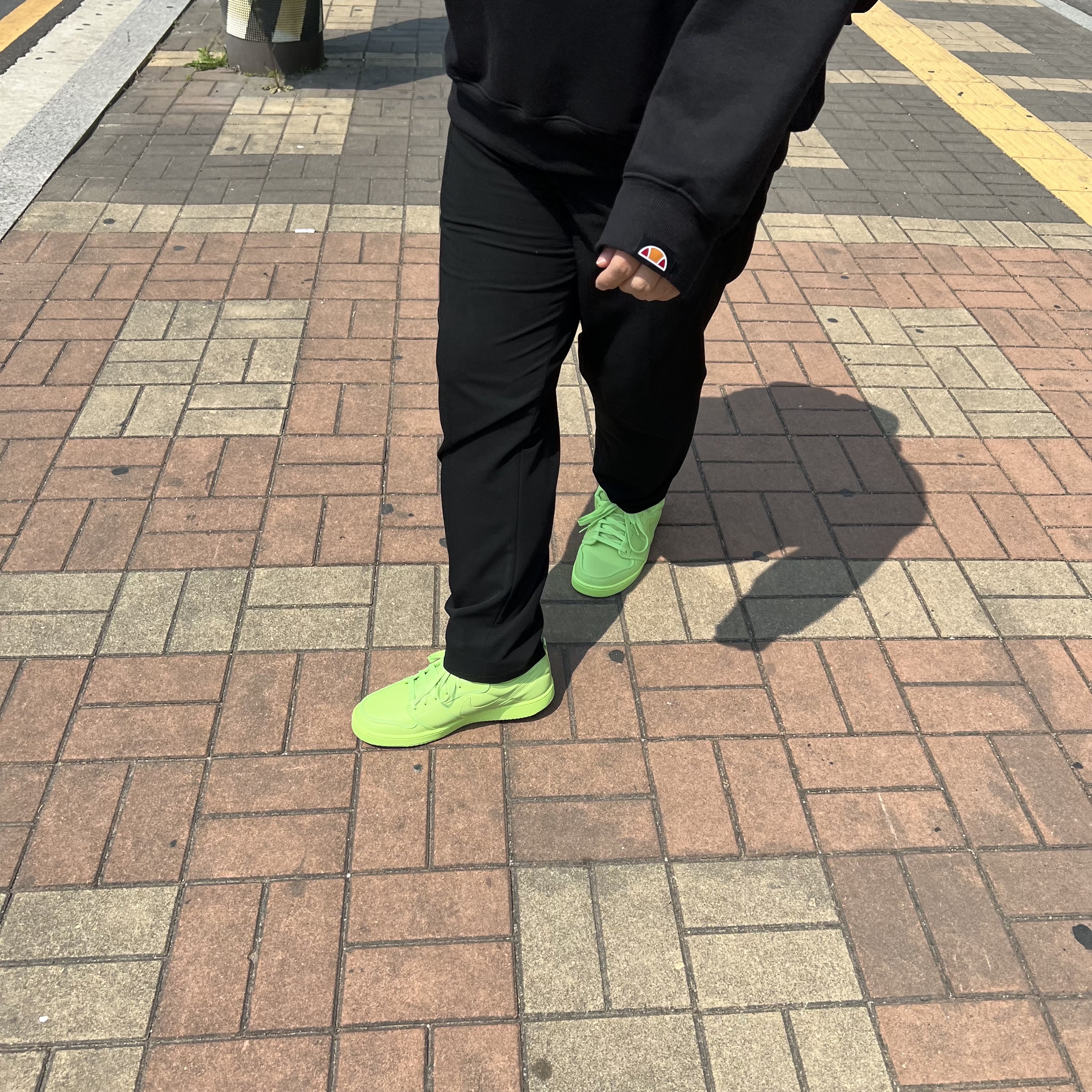 (W) Jordan 1 x Billie Eilish KO SP Lime Green 착용 스타일 - 3
