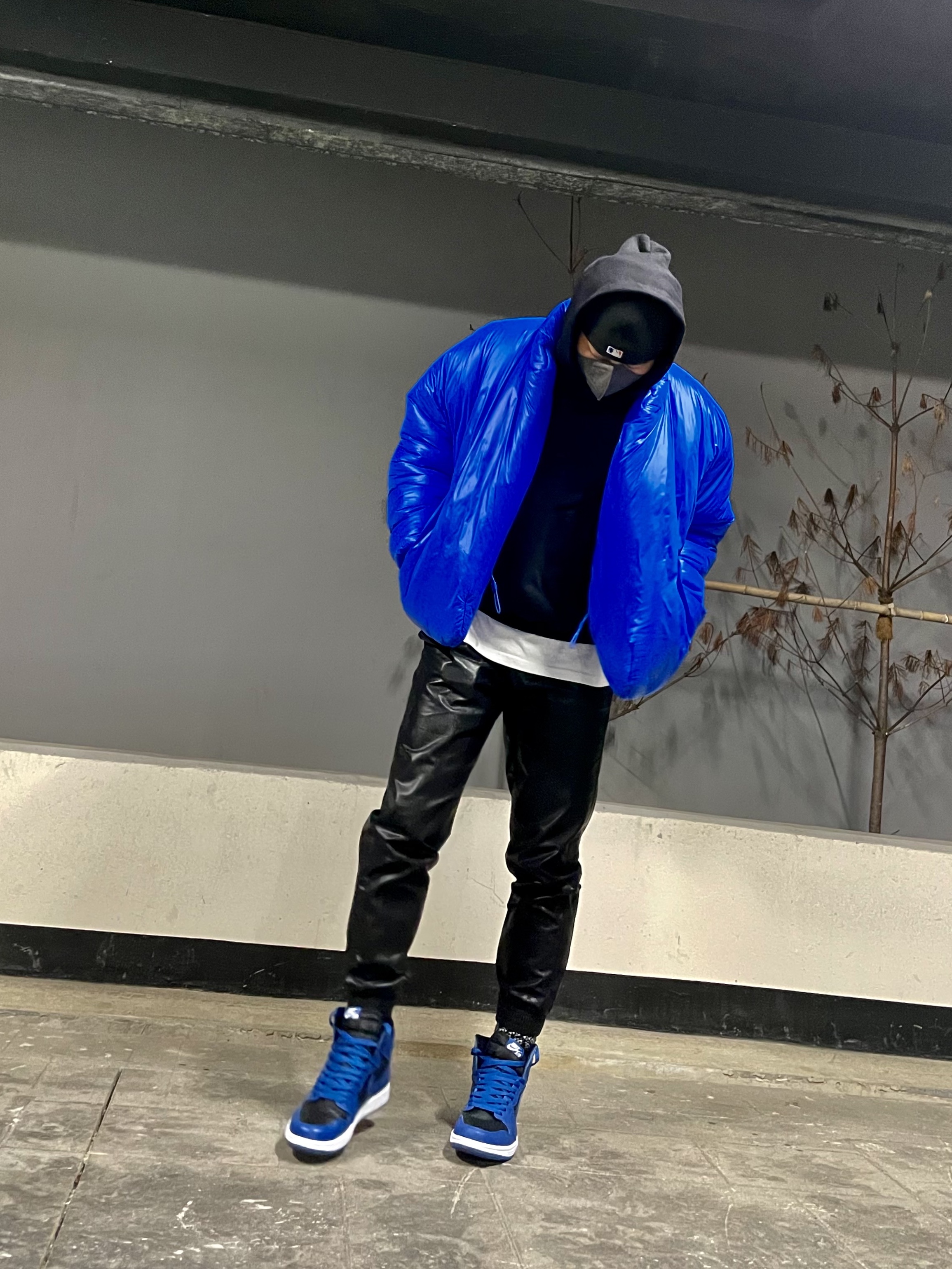 Yeezy Gap Round Jacket Blue, Jordan 1 Retro High OG Dark Marina Blue 착용 스타일 - 2