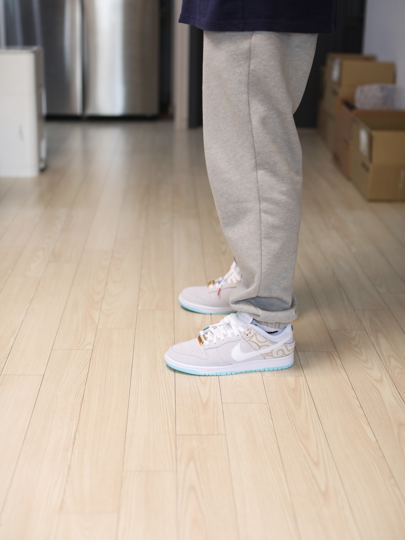 Nike Dunk Low Retro SE Barber Shop Grey 착용 스타일 - 1