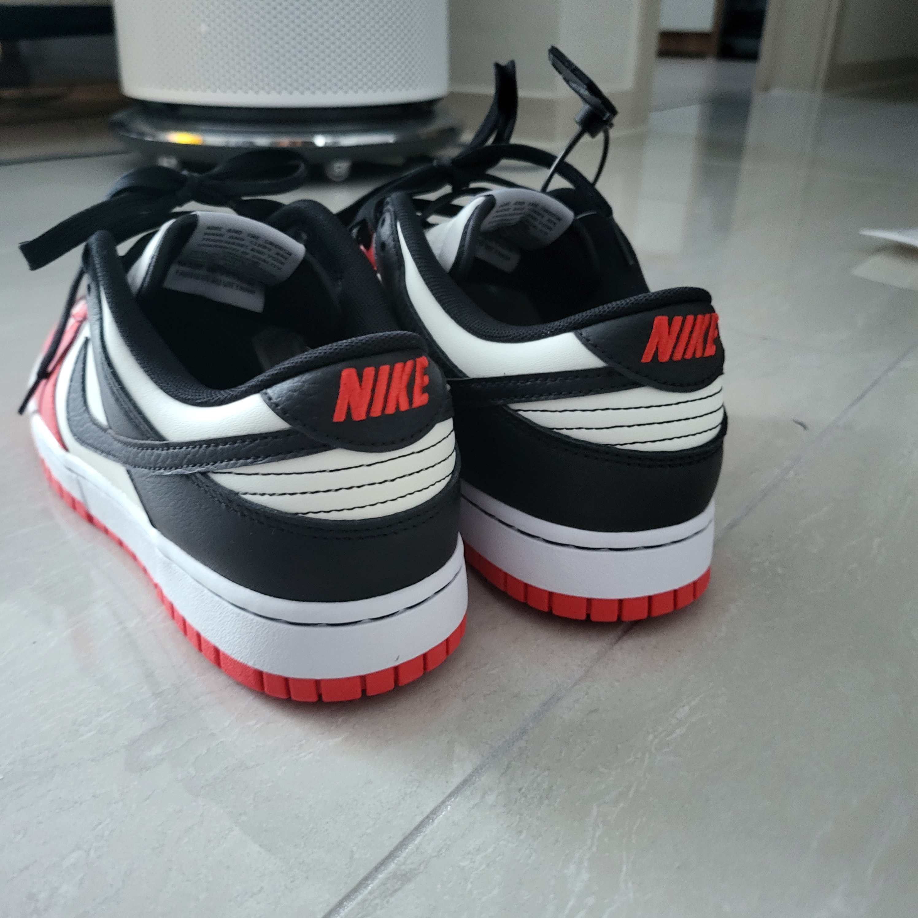 Nike x NBA Dunk Low Retro EMB Black and Chile Red 착용 스타일 - 3