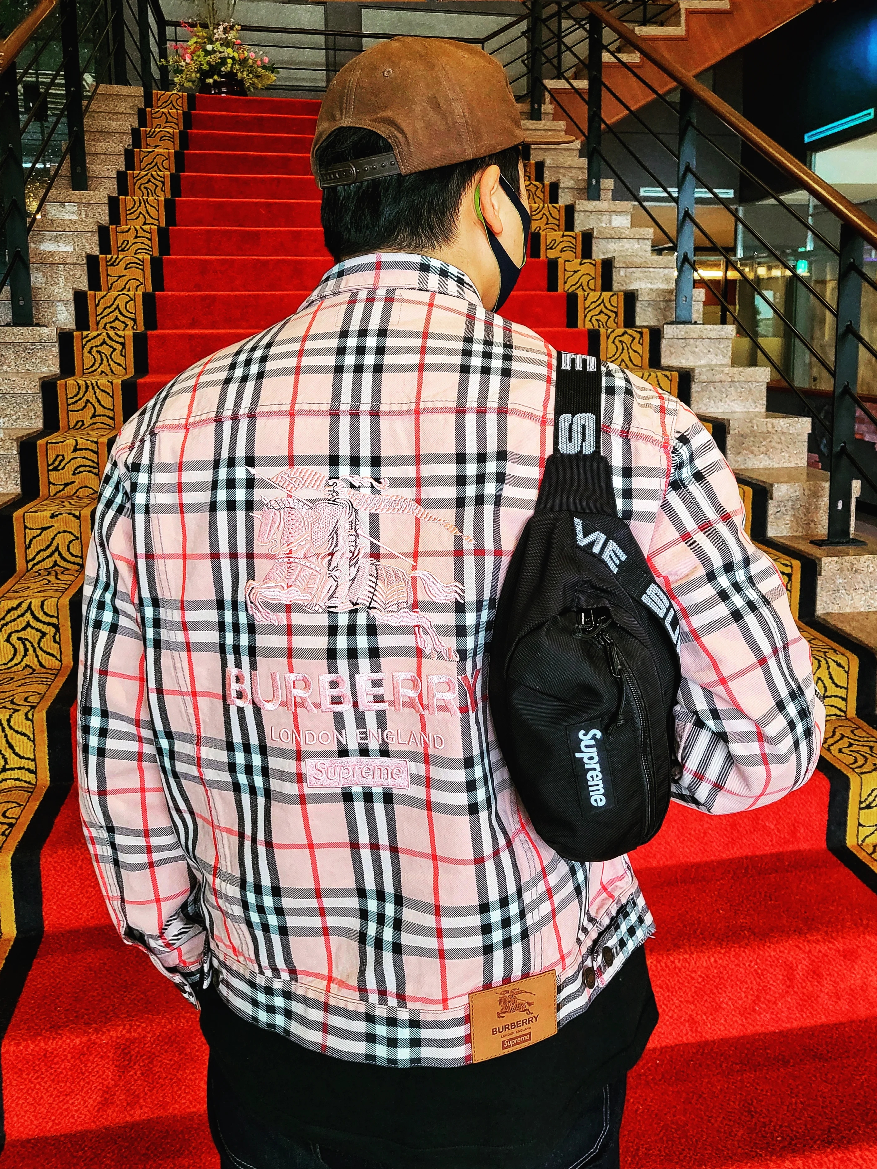 Supreme x Burberry Denim Trucker Jacket Pink - 22SS, Supreme Waist Bag Black - 18SS 착용 스타일
