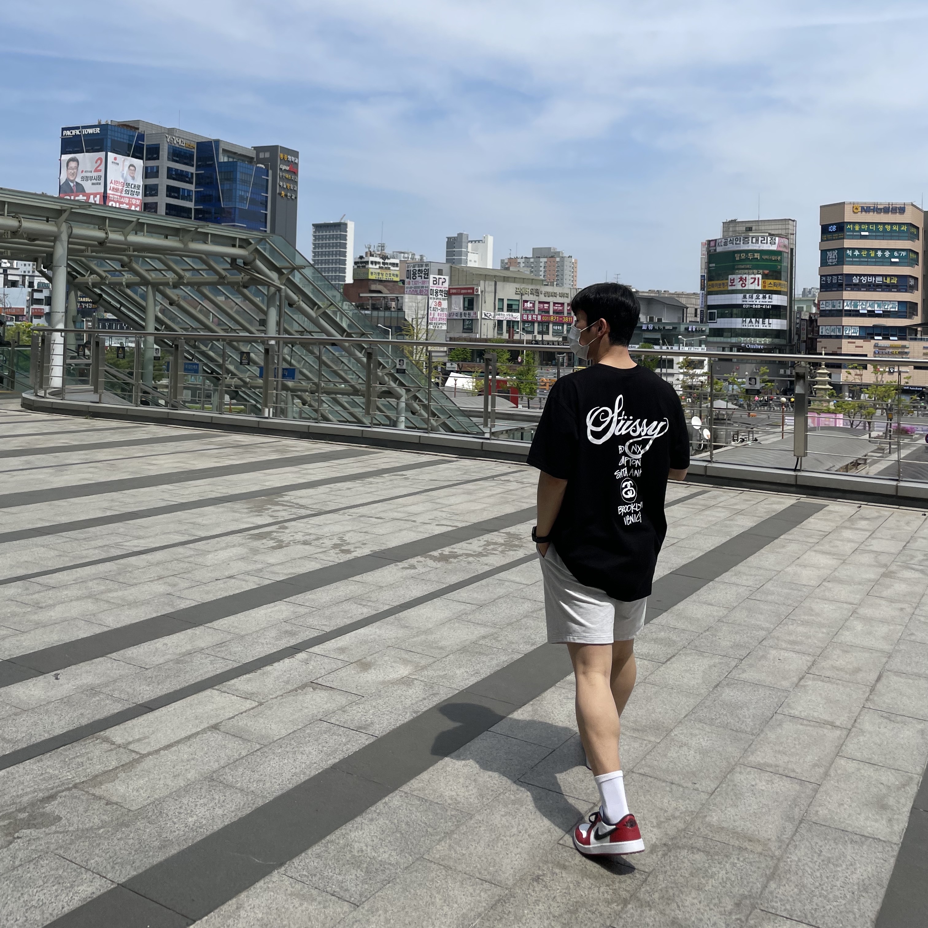 Jordan 1 Low Golf Chicago, Stussy World Tour T-Shirt Black 착용 스타일