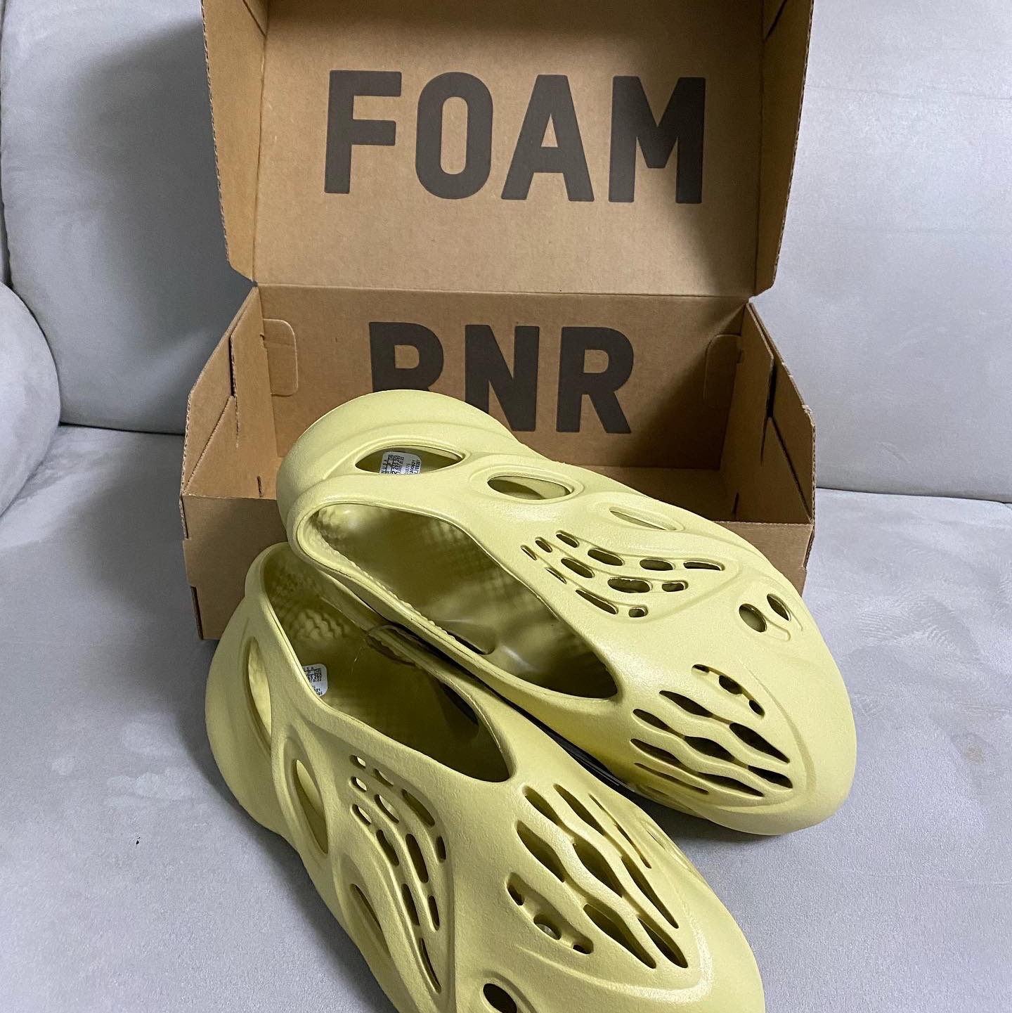 Adidas Yeezy Foam RNNR Sulfur 착용 스타일 - 2