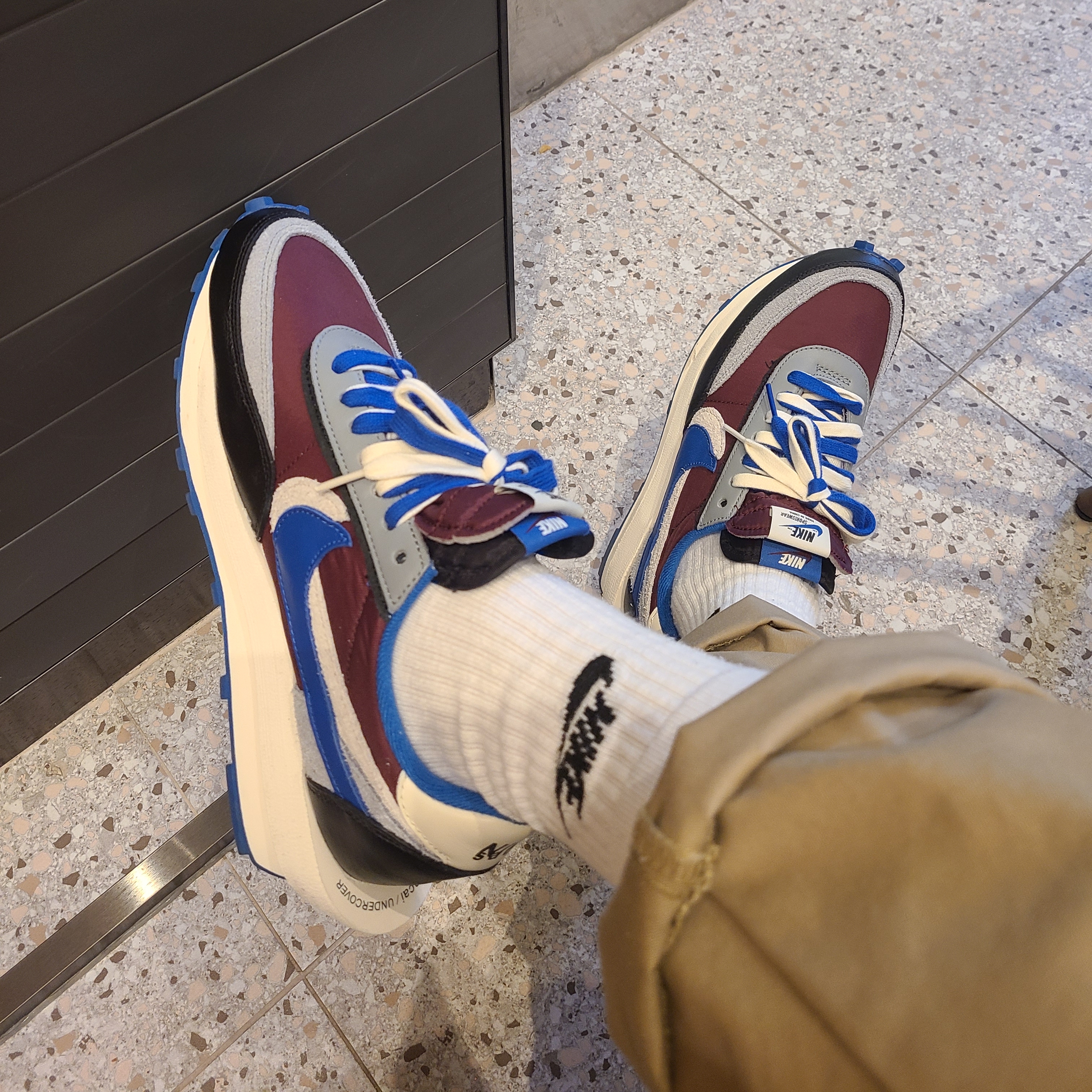 Nike x Sacai x Undercover LDWaffle Night Maroon Team Royal 착용 스타일 - 1