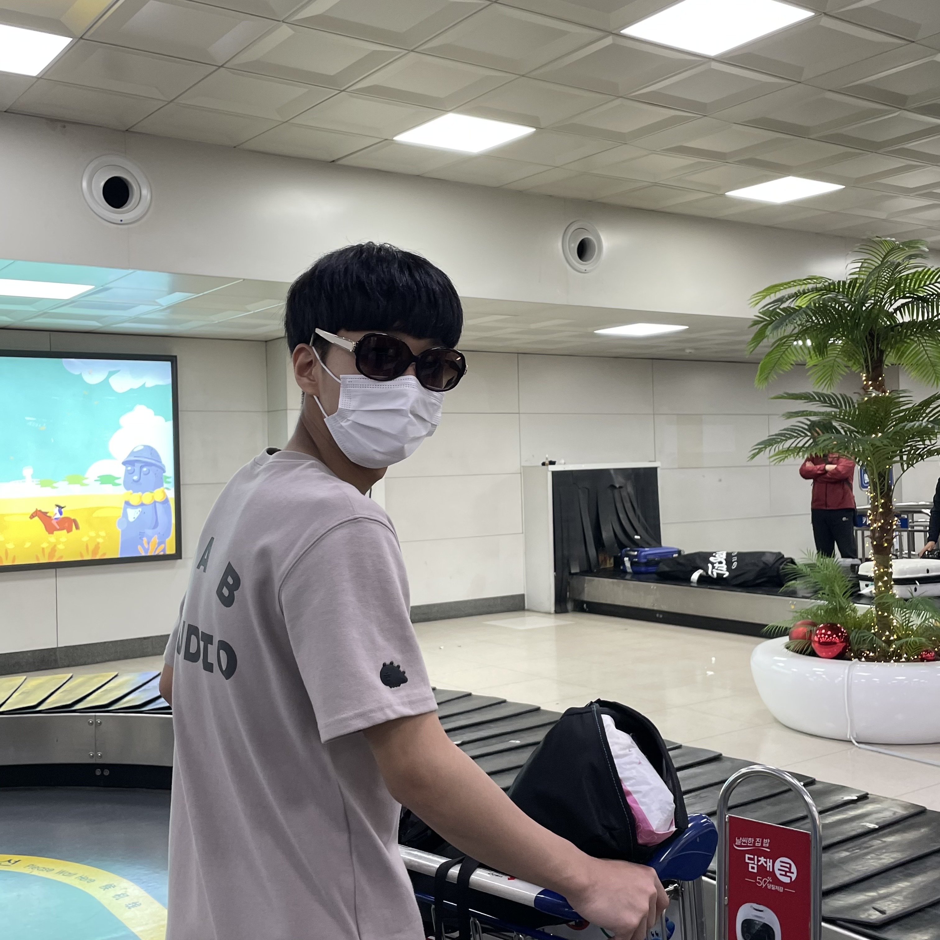 IAB Studio x Niniz T-Shirt 착용 스타일