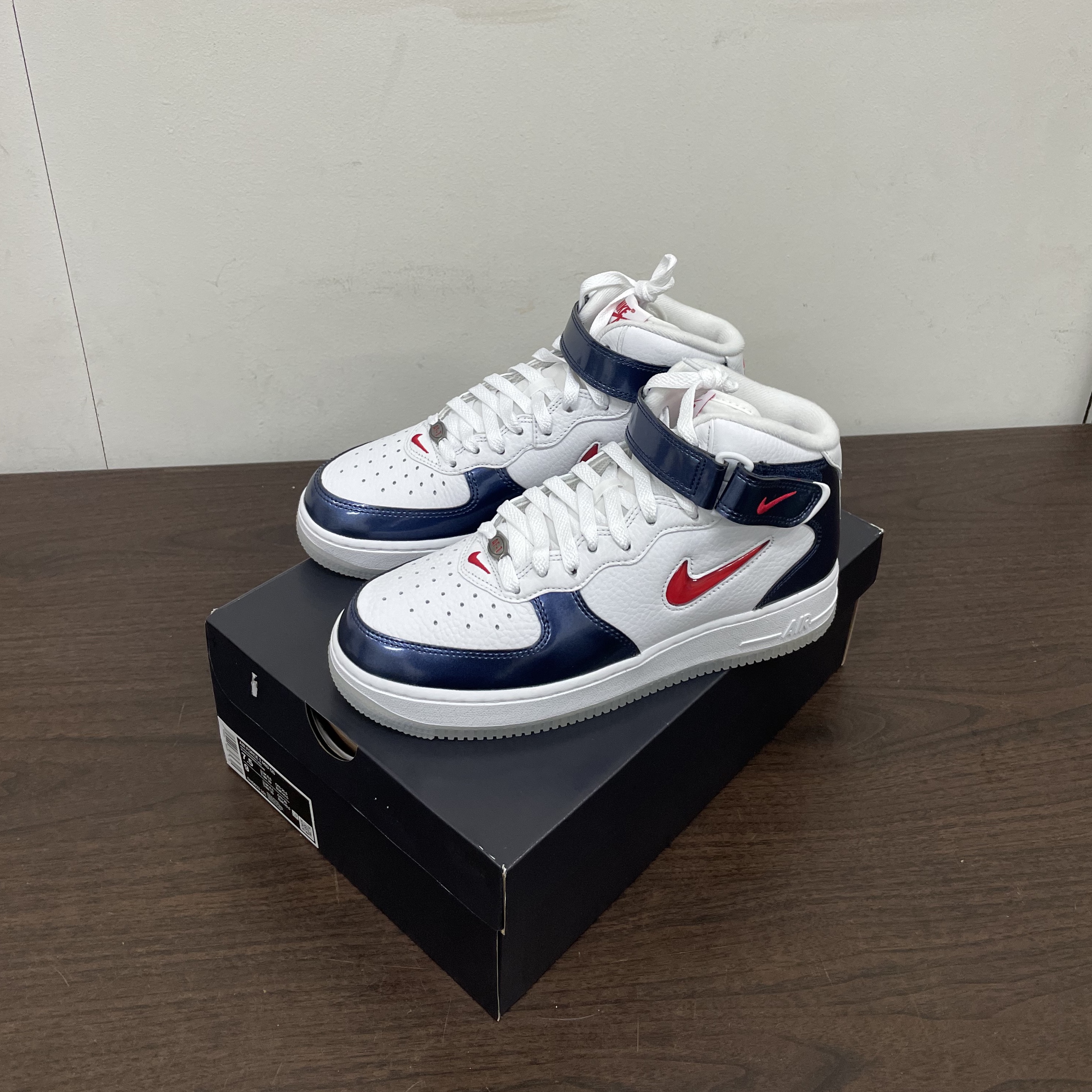 Nike Air Force 1 Mid QS University Red and Midnight Navy 착용 스타일