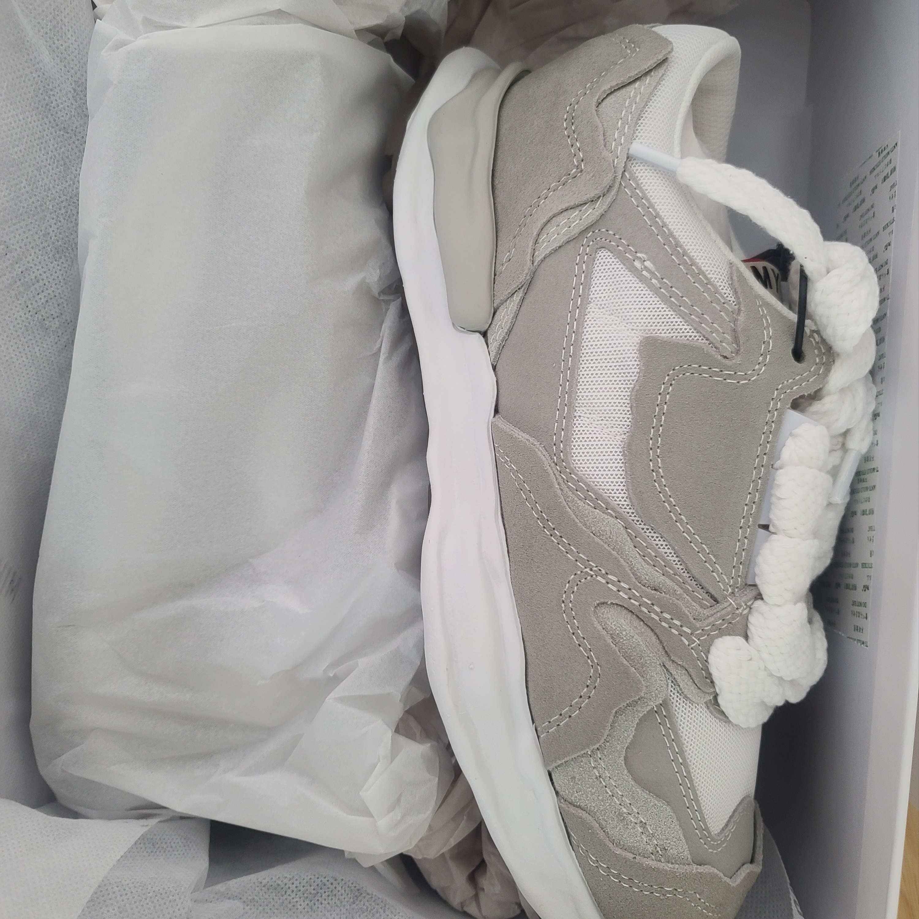 Maison Mihara Yasuhiro OG Sole Broken Detail Running Sneakers White 착용 스타일