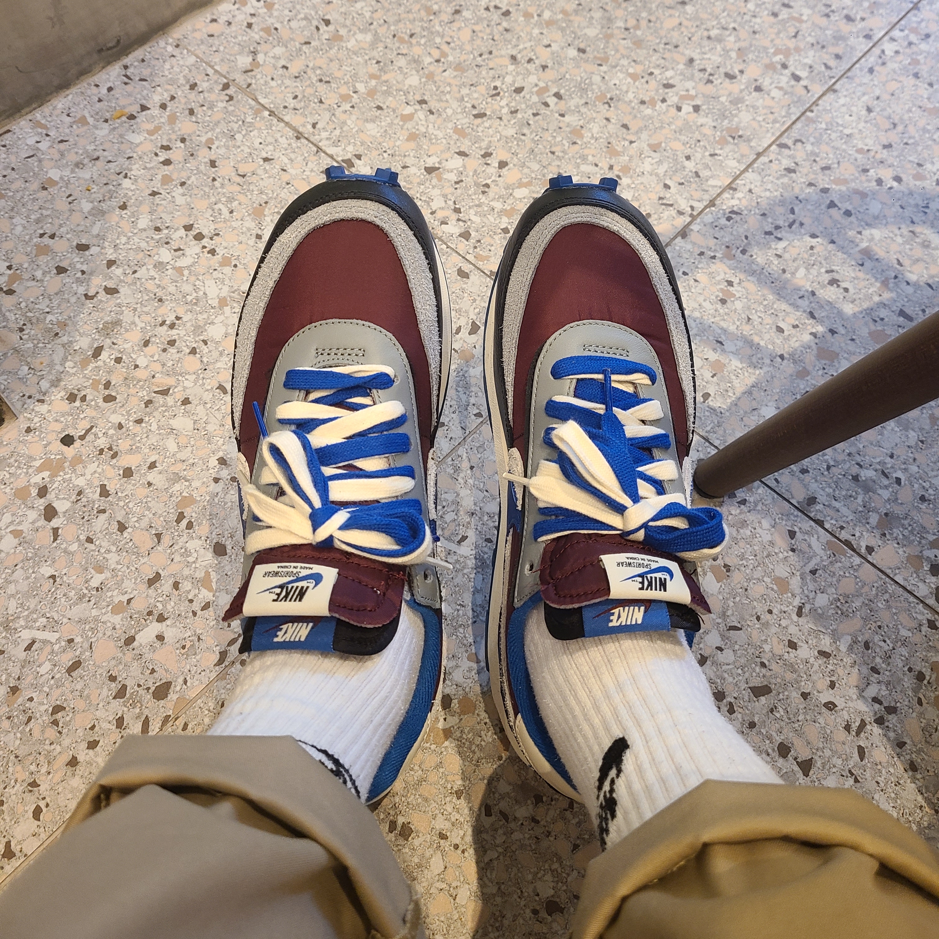 Nike x Sacai x Undercover LDWaffle Night Maroon Team Royal 착용 스타일 - 2