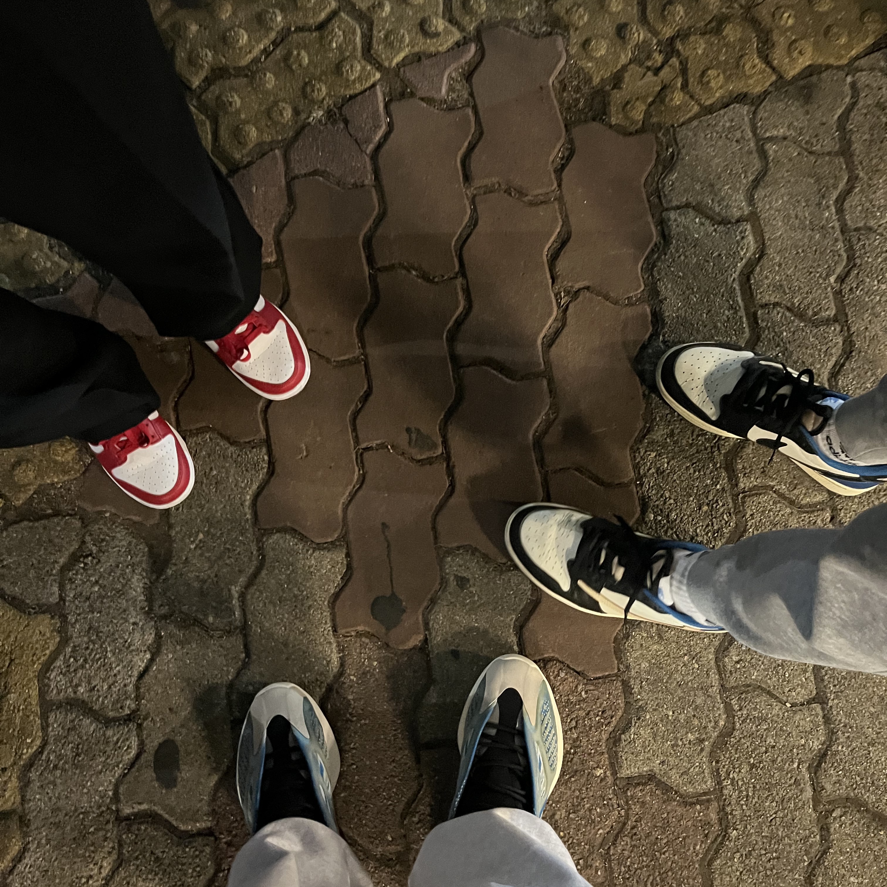 Adidas Yeezy 700 V3 Arzareth, Jordan 1 x Travis Scott x Fragment Retro Low OG SP Military Blue 착용 스타일