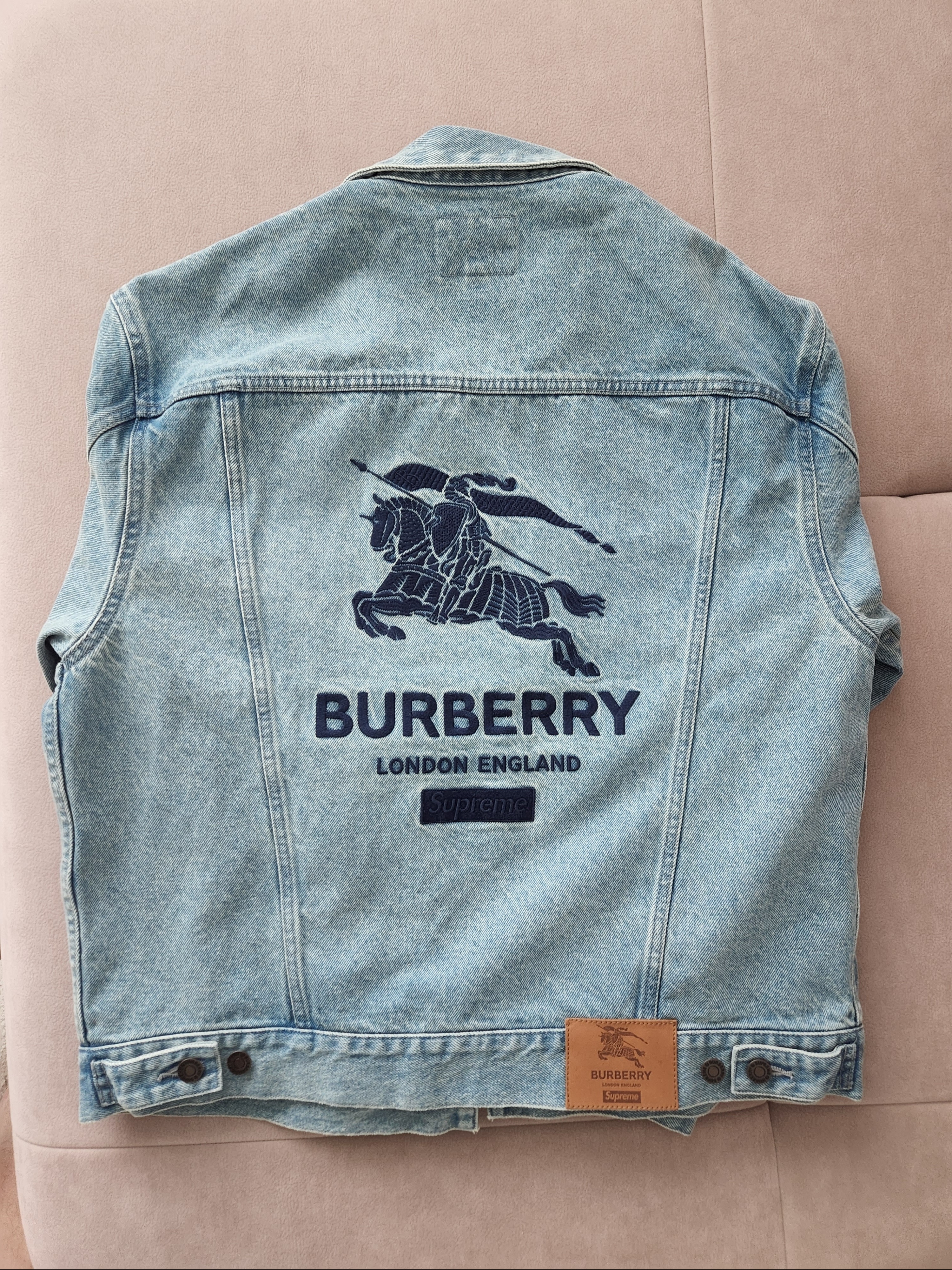 Supreme x Burberry Denim Trucker Jacket Washed Blue - 22SS, Jordan 1 Retro High OG Defiant SB LA to Chicago 착용 스타일 - 3