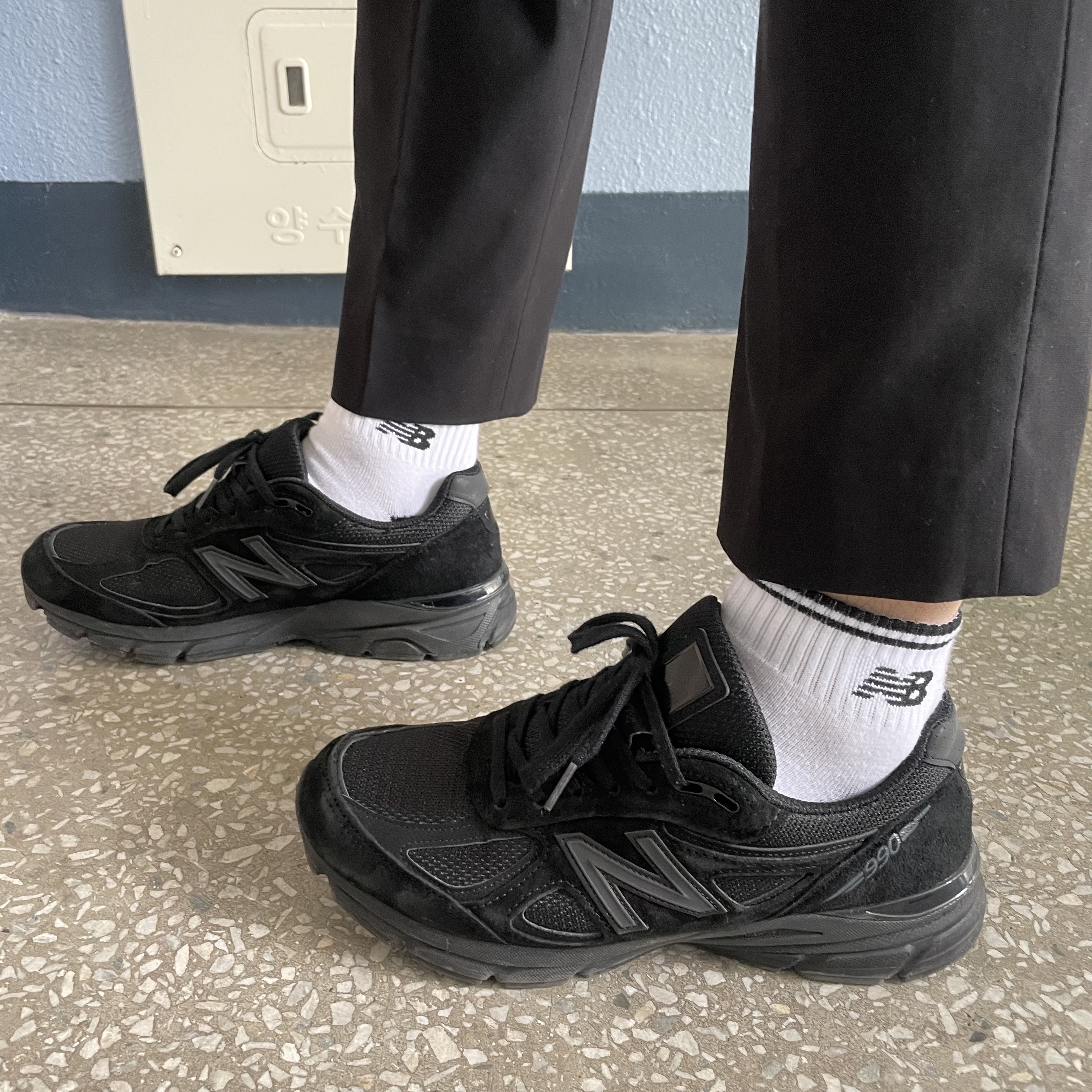 New Balance 990v4 Made in USA Black - D Standard 착용 스타일 - 1