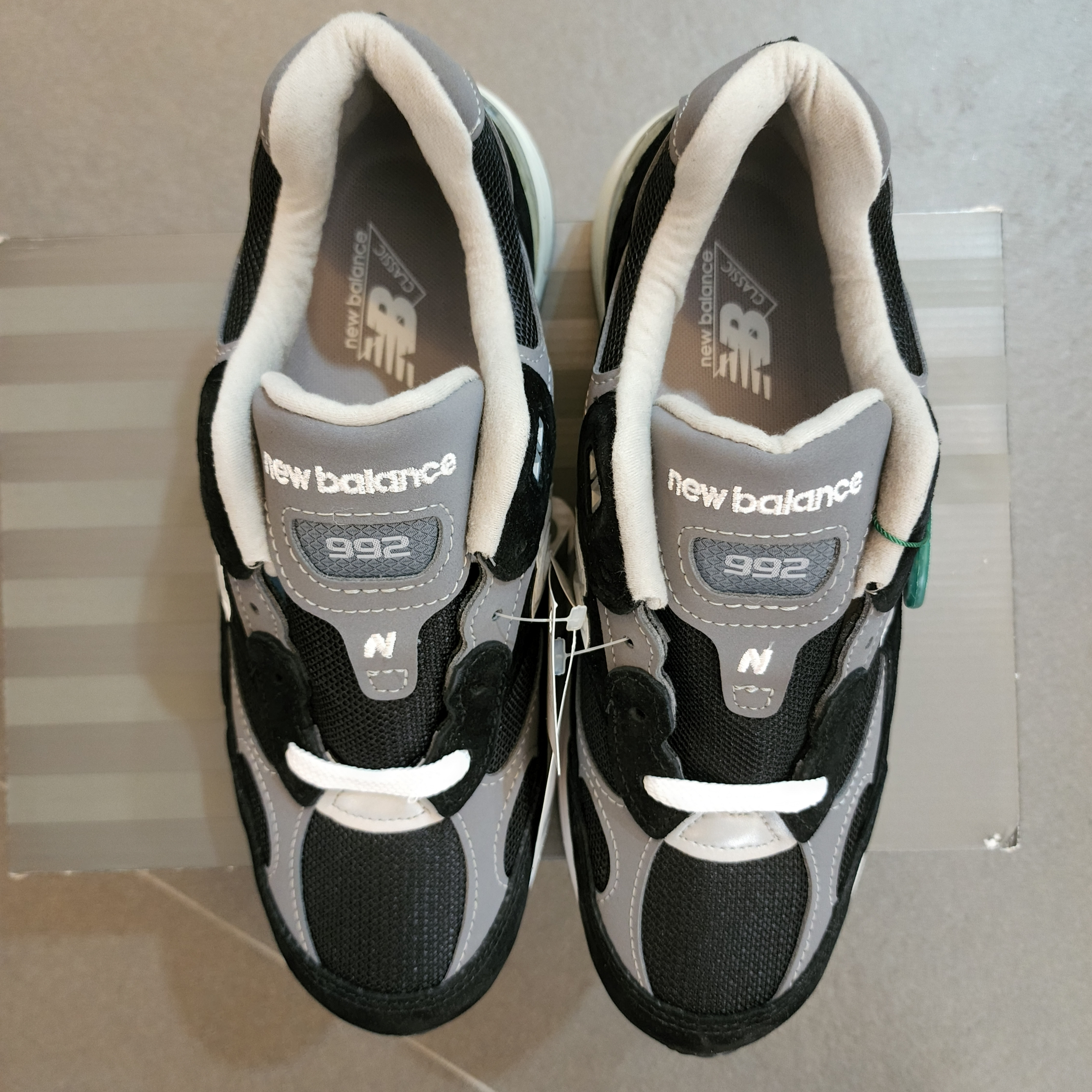 New Balance 992 Made in USA Black Grey 착용 스타일 - 5