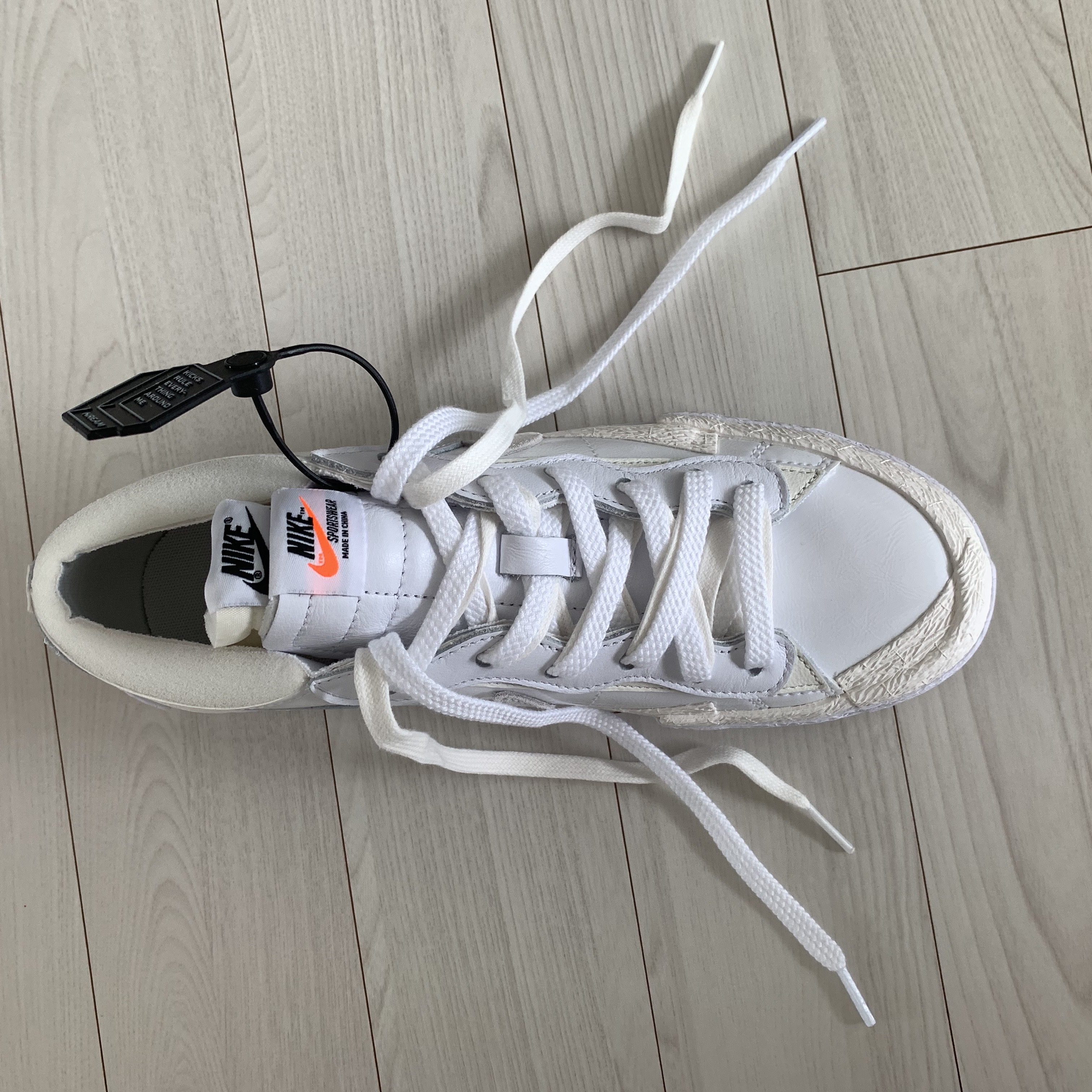 Nike x Sacai Blazer Low White Patent Leather 착용 스타일 - 3