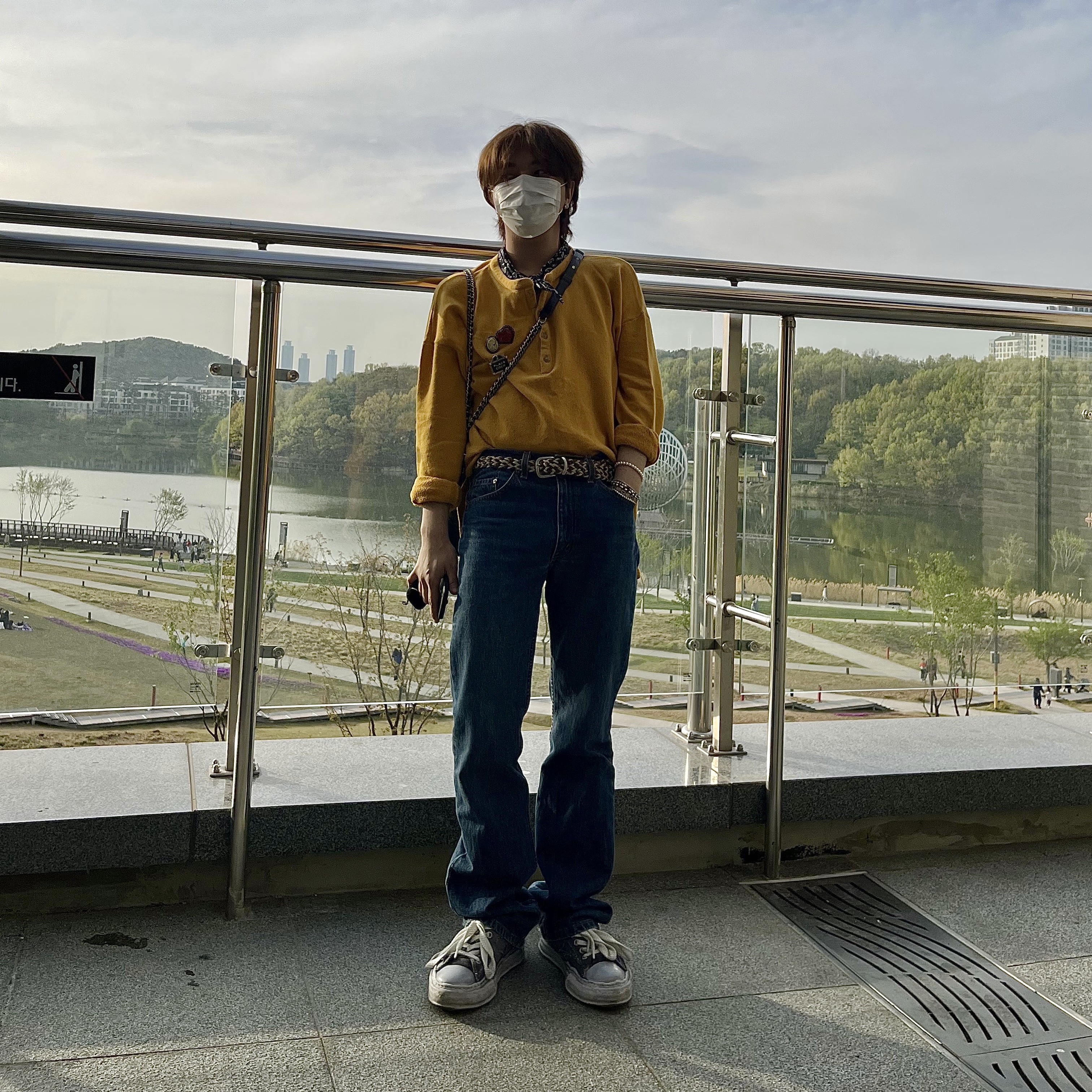 Chanel Gabrielle Medium Hobo Bag Aged Calfskin & Gold Black, Maison Mihara Yasuhiro Peterson OG Sole Over Dyed Low-top Sneakers Black 착용 스타일 - 1