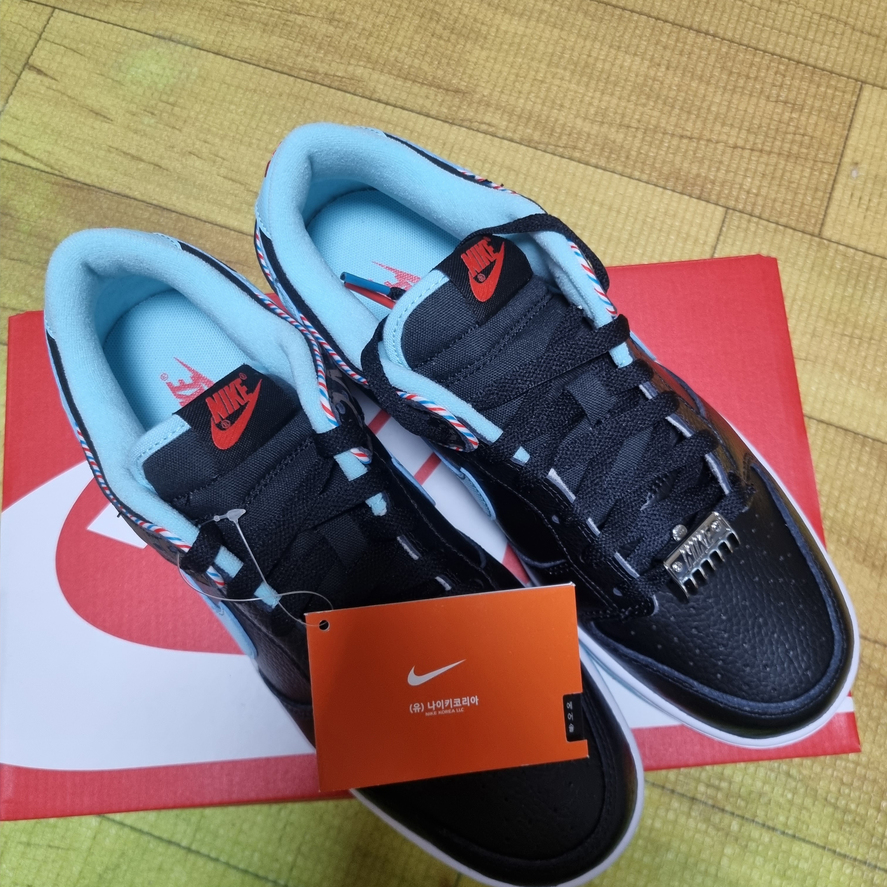 Nike Dunk Low Retro SE Barber Shop Black 착용 스타일