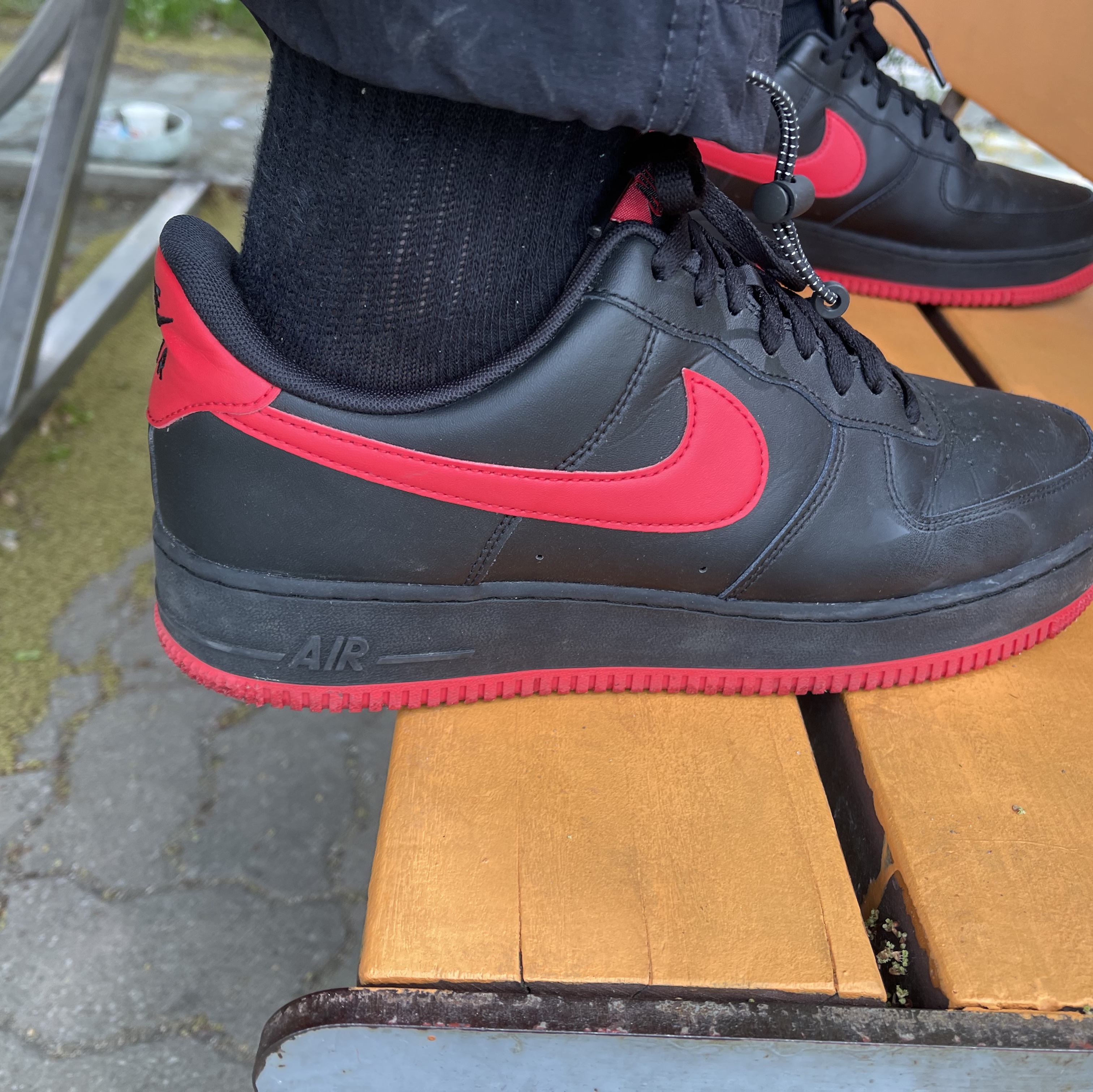Nike Air Force 1 '07 Low Black University Red 착용 스타일 - 1