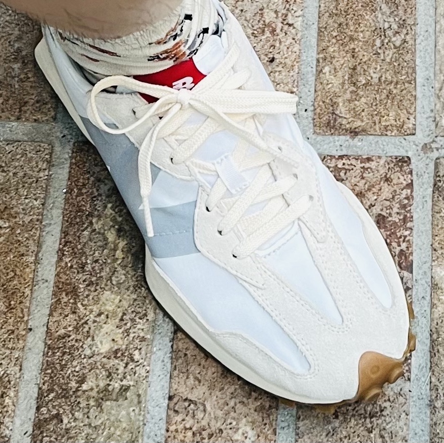 New Balance 327 White Silver Gum 착용 스타일 - 2