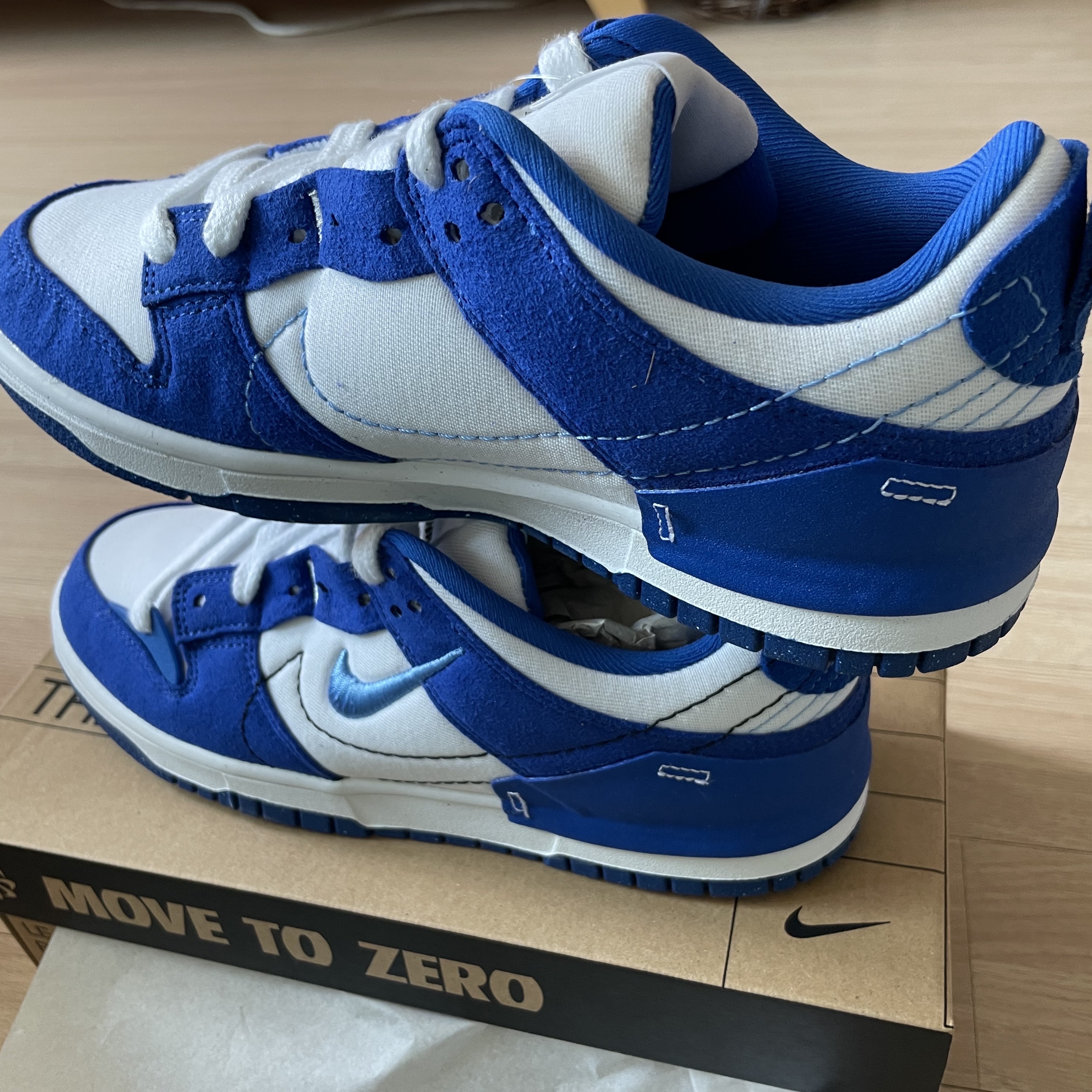 (W) Nike Dunk Low Disrupt 2 White and University Blue 착용 스타일 - 2
