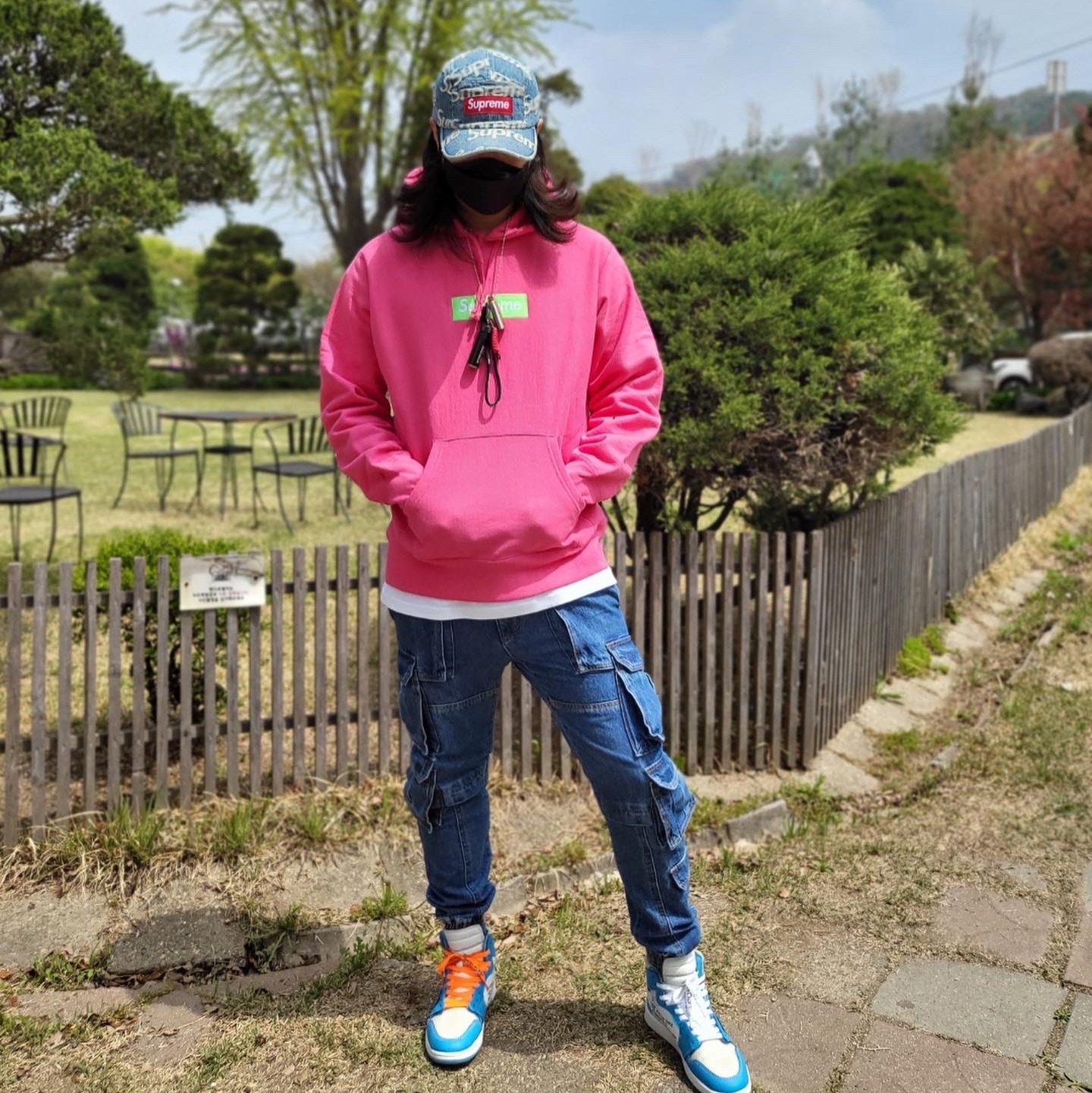 Supreme Box Logo Hooded Sweatshirt Magenta - 17FW, Supreme Frayed Logos Denim Camp Cap Blue - 21SS 착용 스타일 - 1